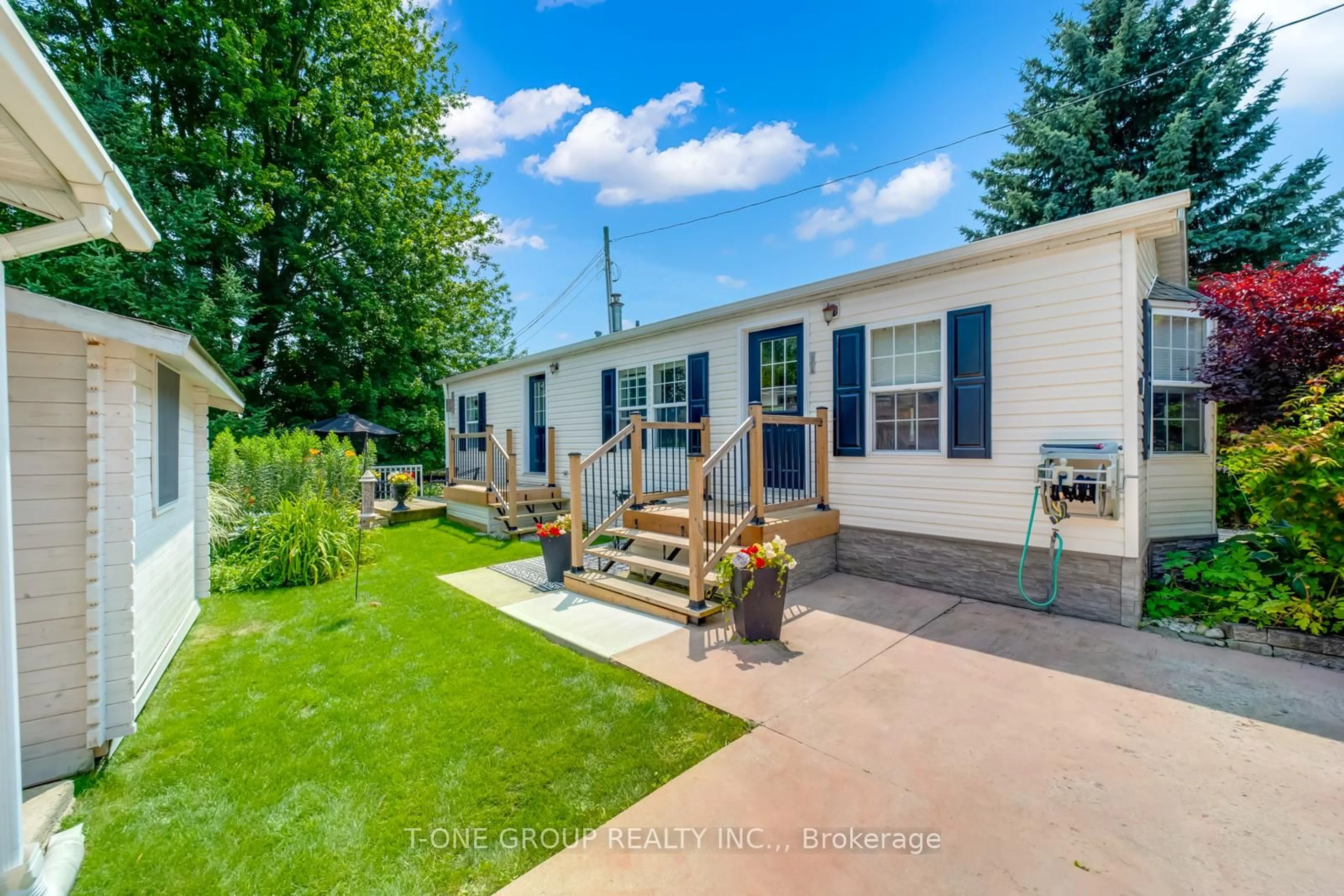 A pic from outside/outdoor area/front of a property/back of a property/a pic from drone, street for 6 Golden Pond Rd, Puslinch Ontario N0B 2C0