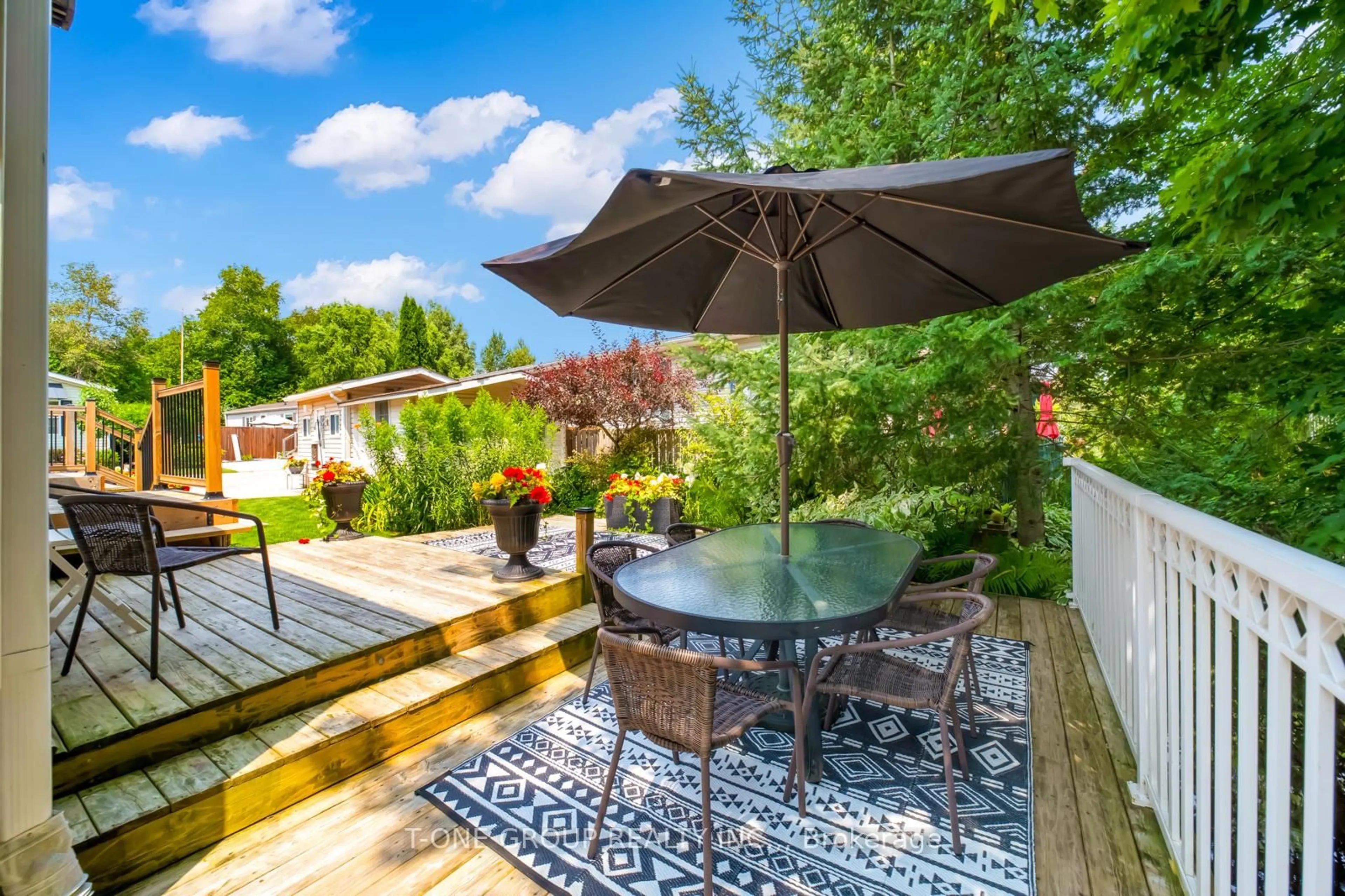 Patio, unknown for 6 Golden Pond Rd, Puslinch Ontario N0B 2C0