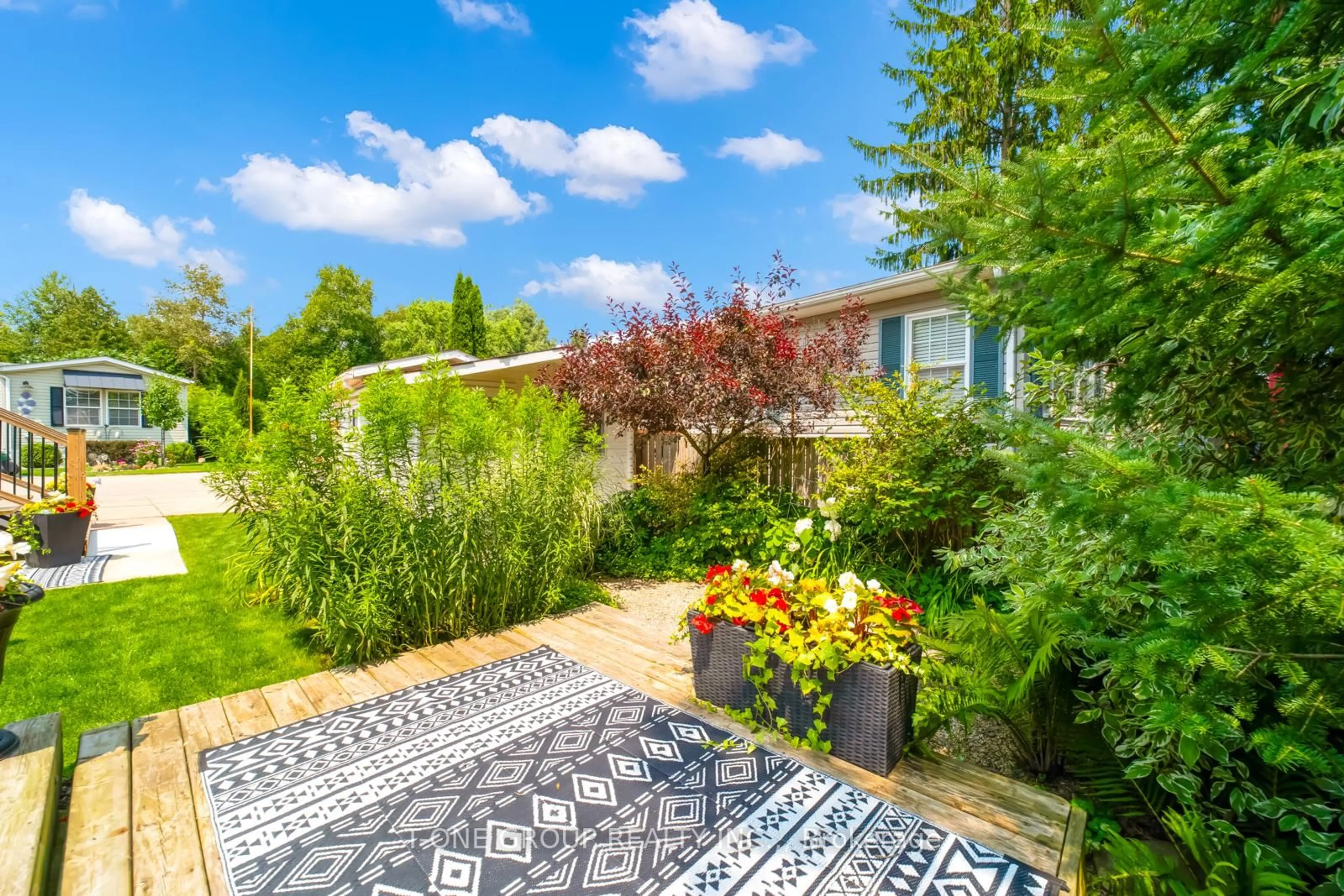 Patio, street for 6 Golden Pond Rd, Puslinch Ontario N0B 2C0