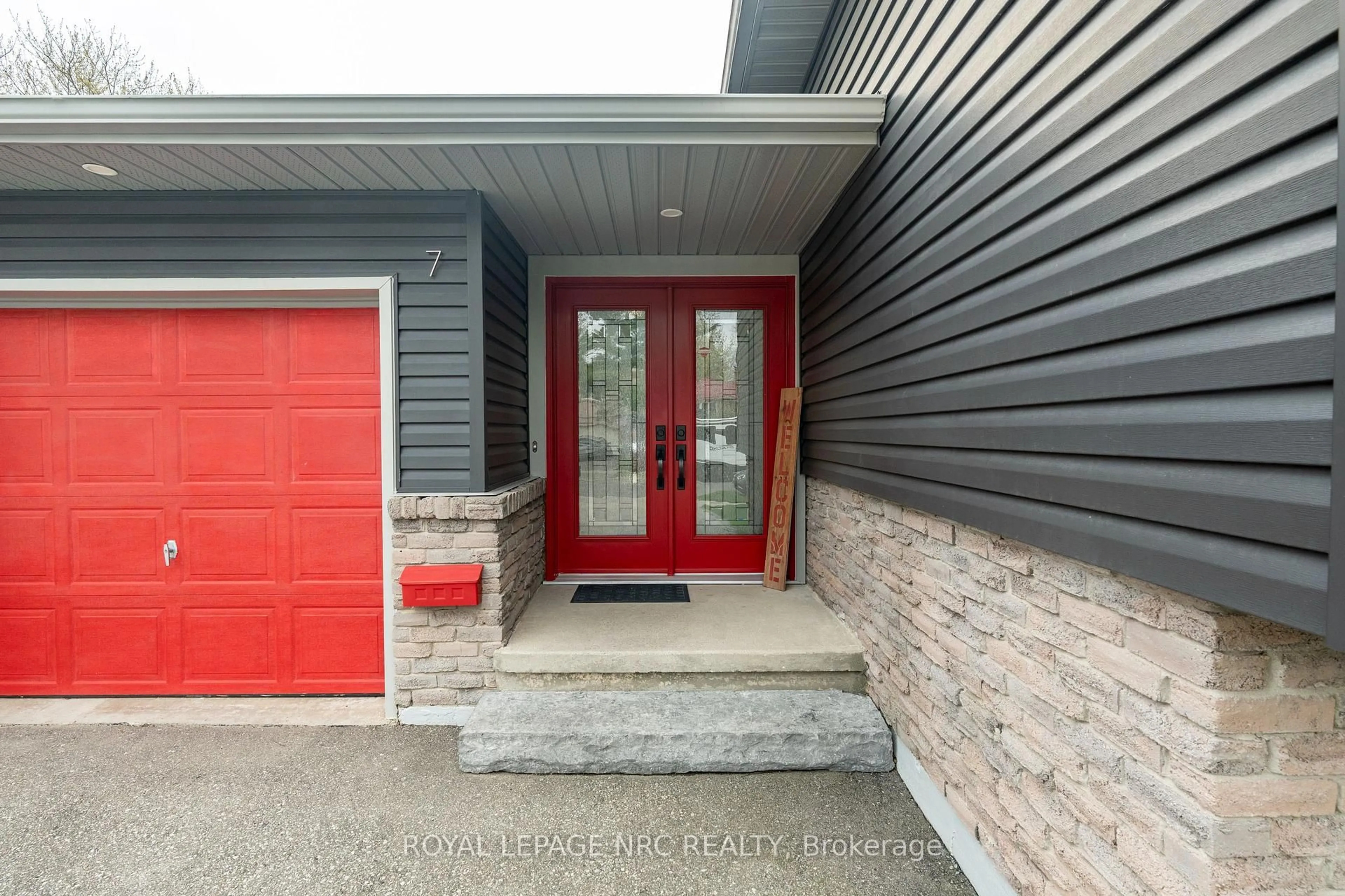 Indoor entryway for 7 Fairmeadow Dr, Guelph Ontario N1H 6X2