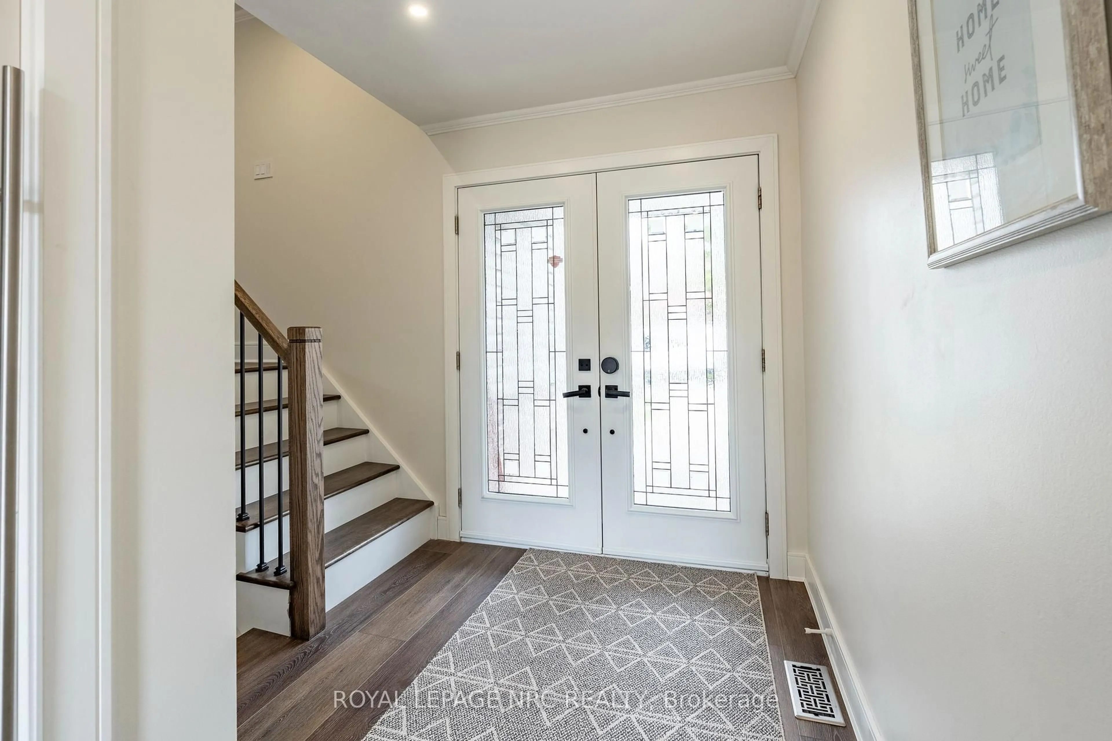 Indoor entryway for 7 Fairmeadow Dr, Guelph Ontario N1H 6X2