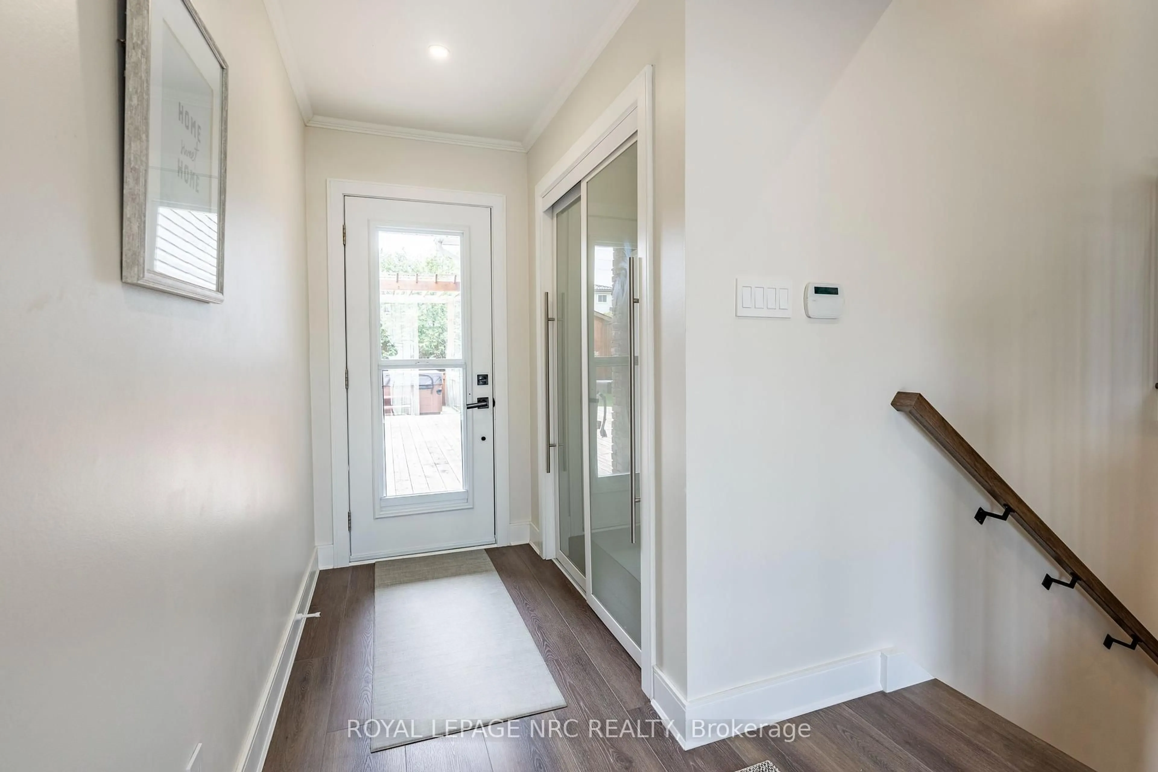 Indoor entryway for 7 Fairmeadow Dr, Guelph Ontario N1H 6X2