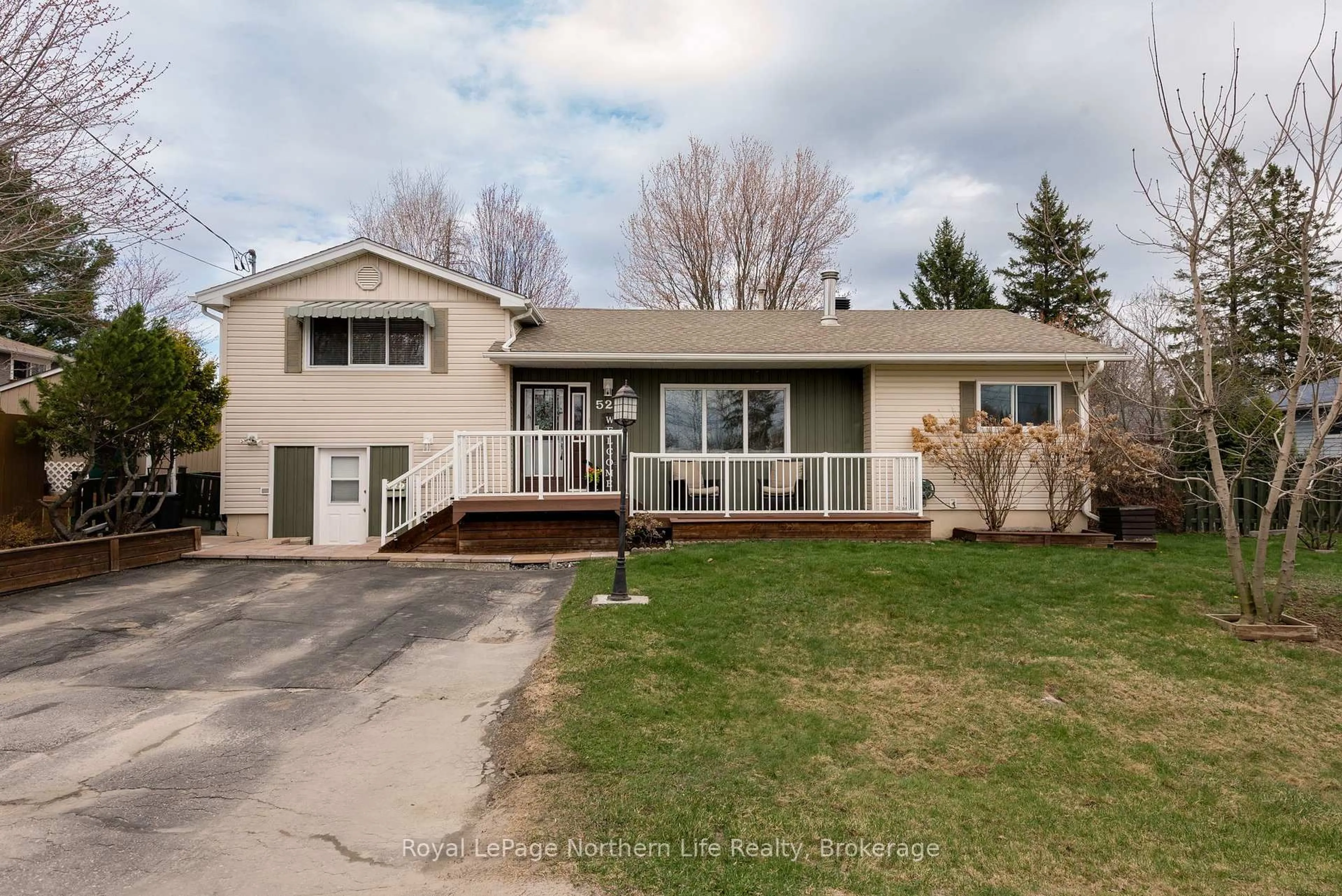 Home with vinyl exterior material, street for 520 Wallace Rd, North Bay Ontario P1A 3T3