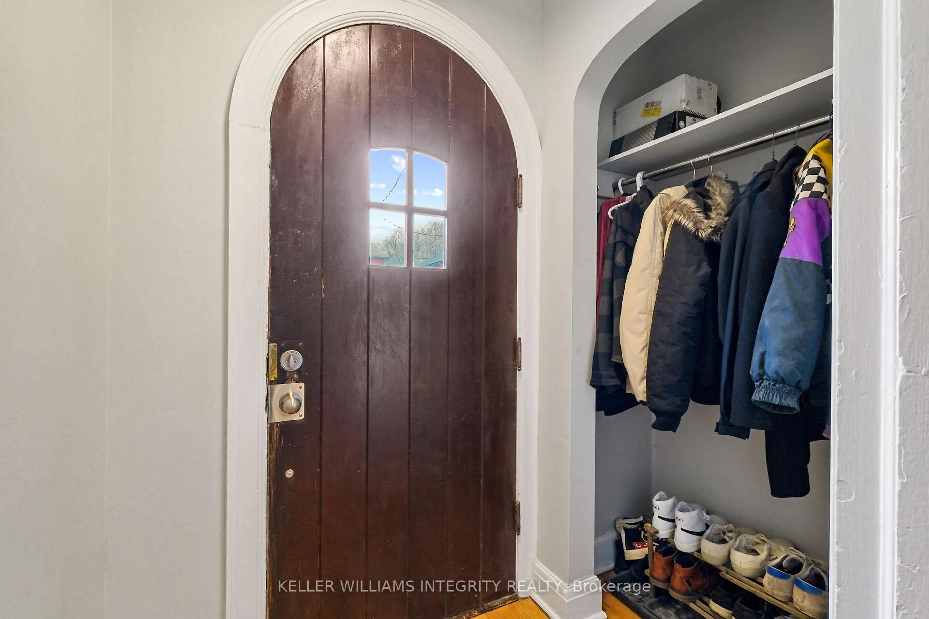 Indoor entryway for 36 Imperial Ave, Ottawa Ontario K1S 3E1