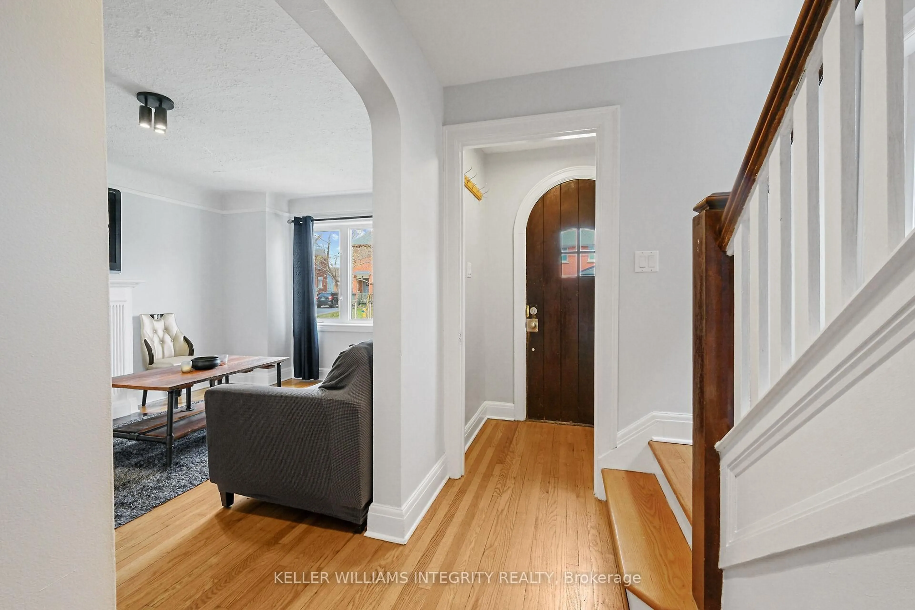 Indoor entryway for 36 Imperial Ave, Ottawa Ontario K1S 3E1