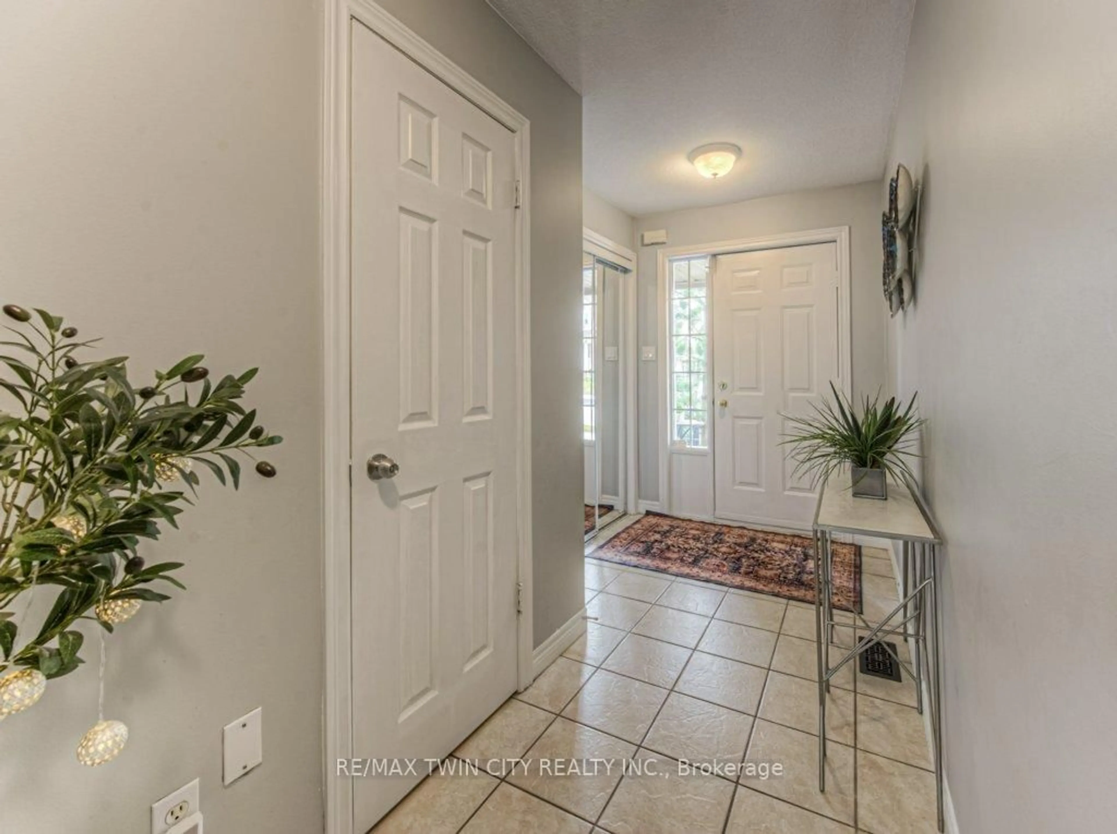 Indoor entryway for 691 Karlsfeld Rd, Waterloo Ontario N2T 2V3