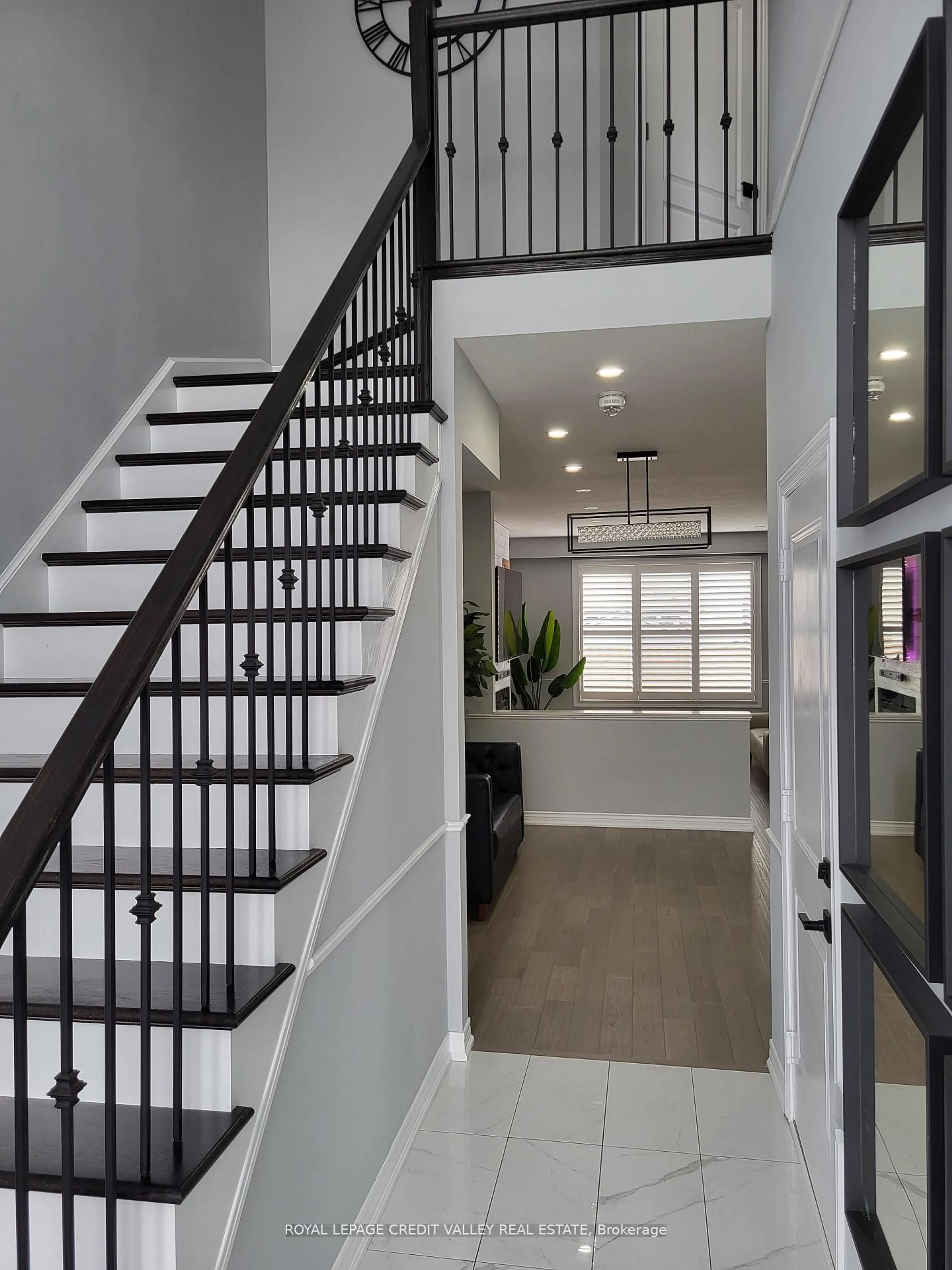 Indoor entryway for 50 Fairgrounds Dr, Hamilton Ontario L0R 1C0