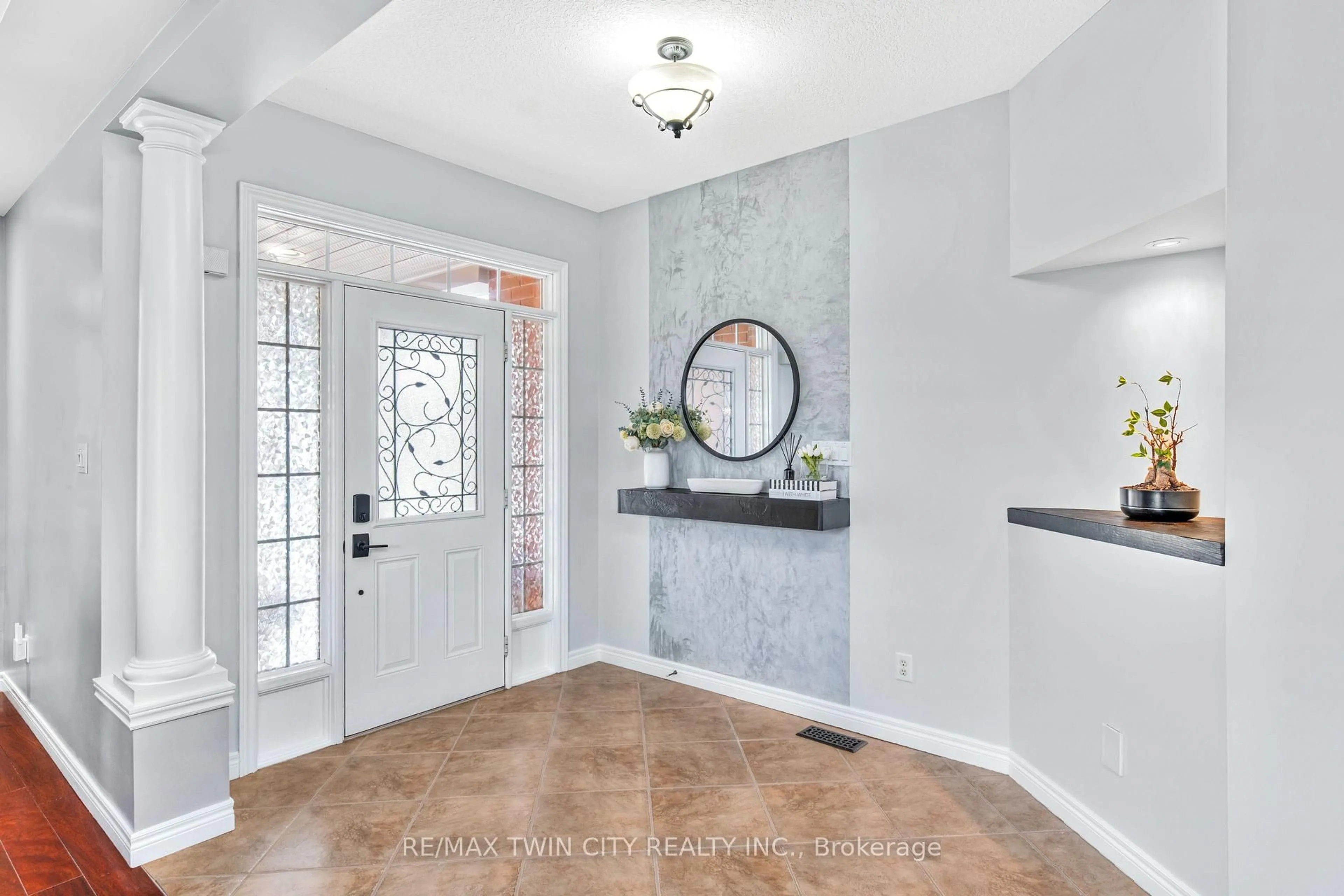 Indoor entryway for 928 Manorbrook Crt, Kitchener Ontario N2P 2Y2