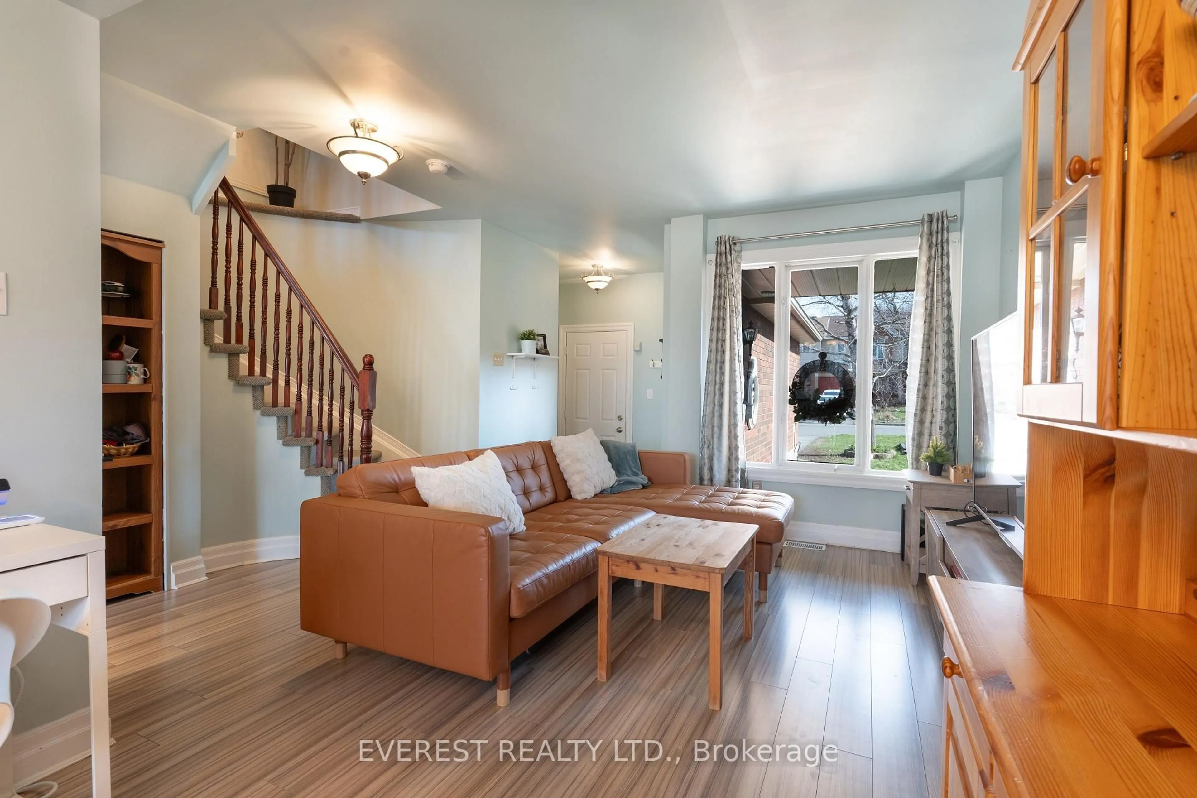 Living room with furniture, unknown for 513 Wincanton Dr, Ottawa Ontario K4A 3Y2