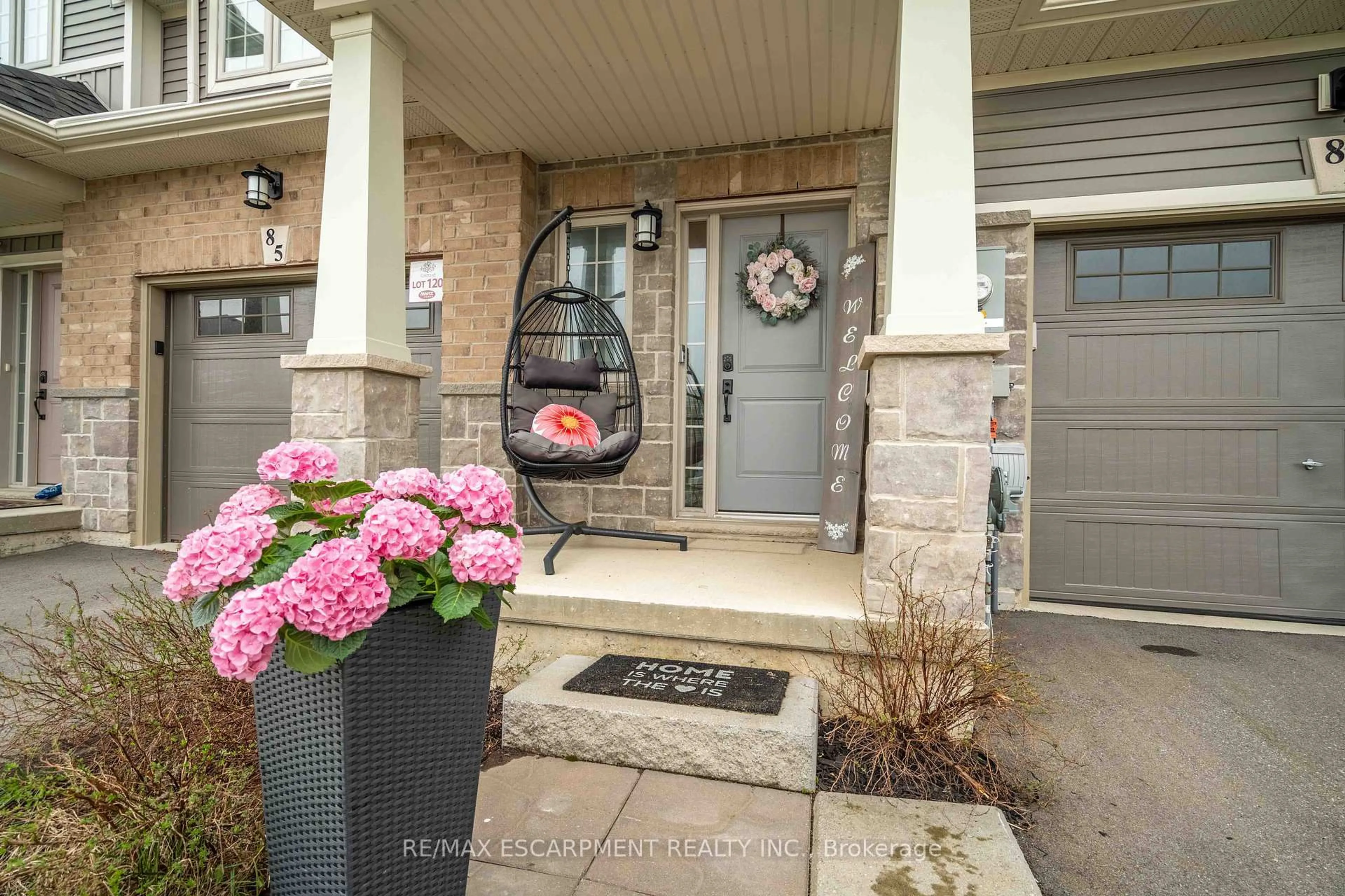Indoor entryway for 87 Beasley Grve, Hamilton Ontario L9K 0J7