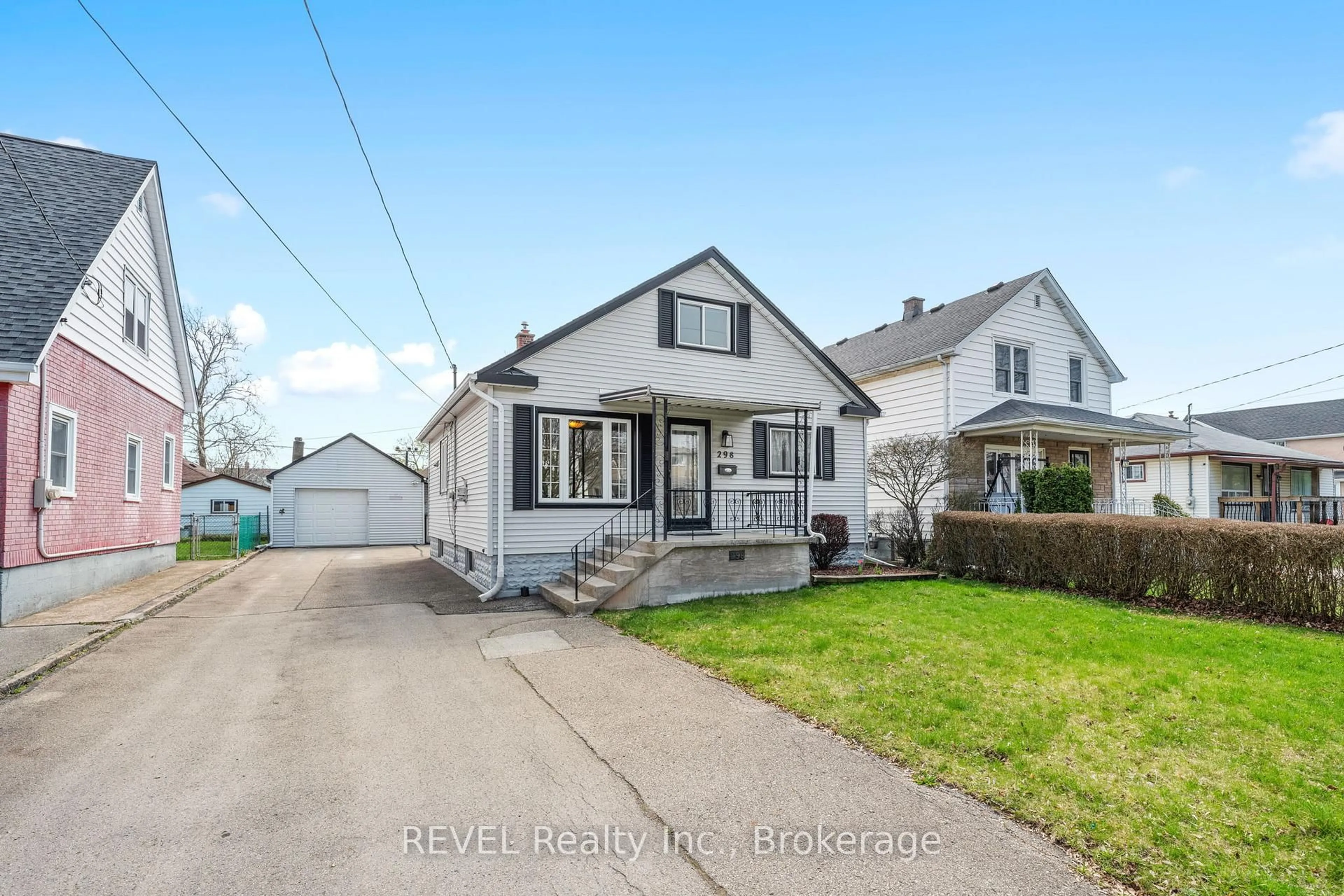 Home with vinyl exterior material, street for 298 Mcalpine Ave, Welland Ontario L3B 1V2