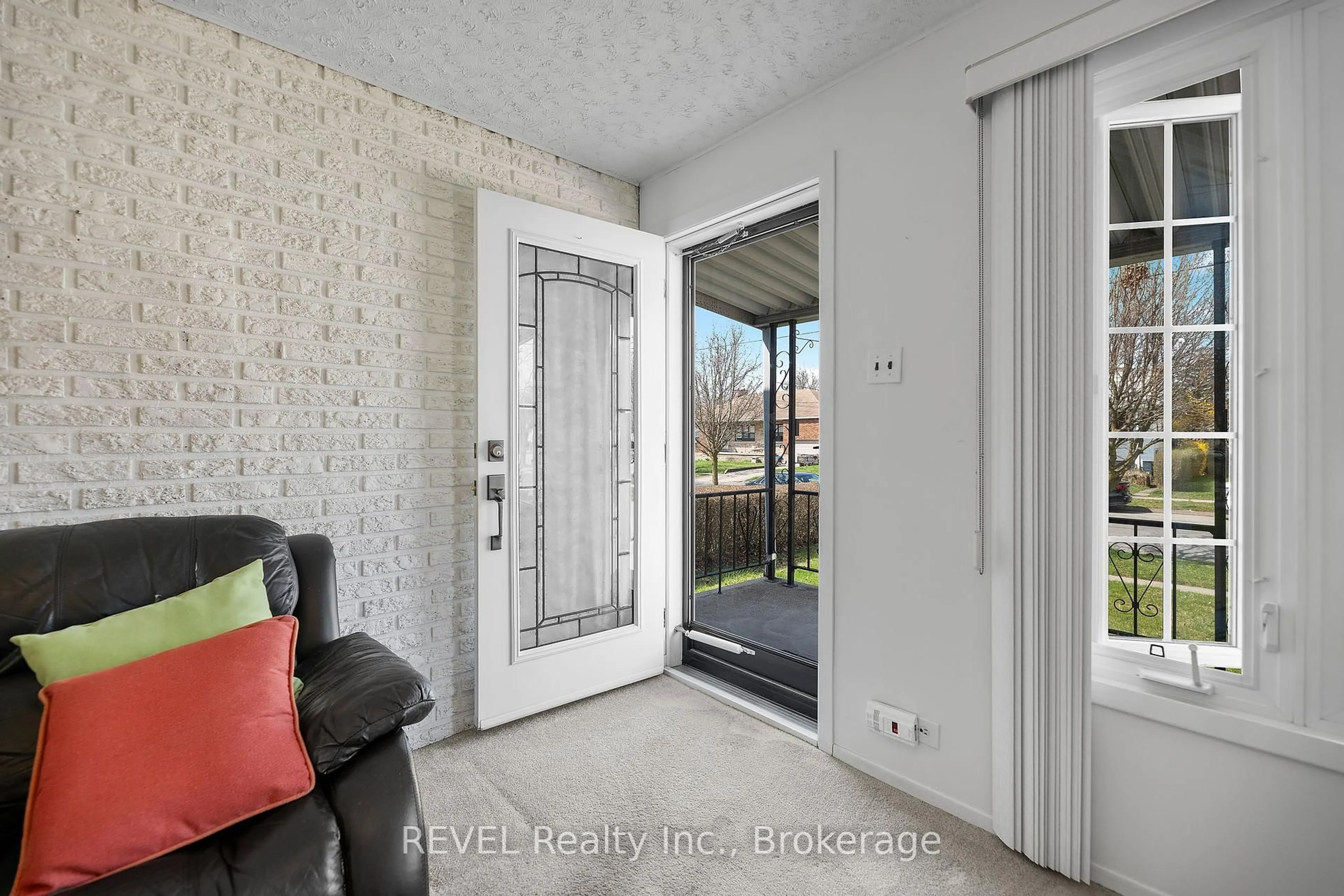 Indoor entryway for 298 Mcalpine Ave, Welland Ontario L3B 1V2