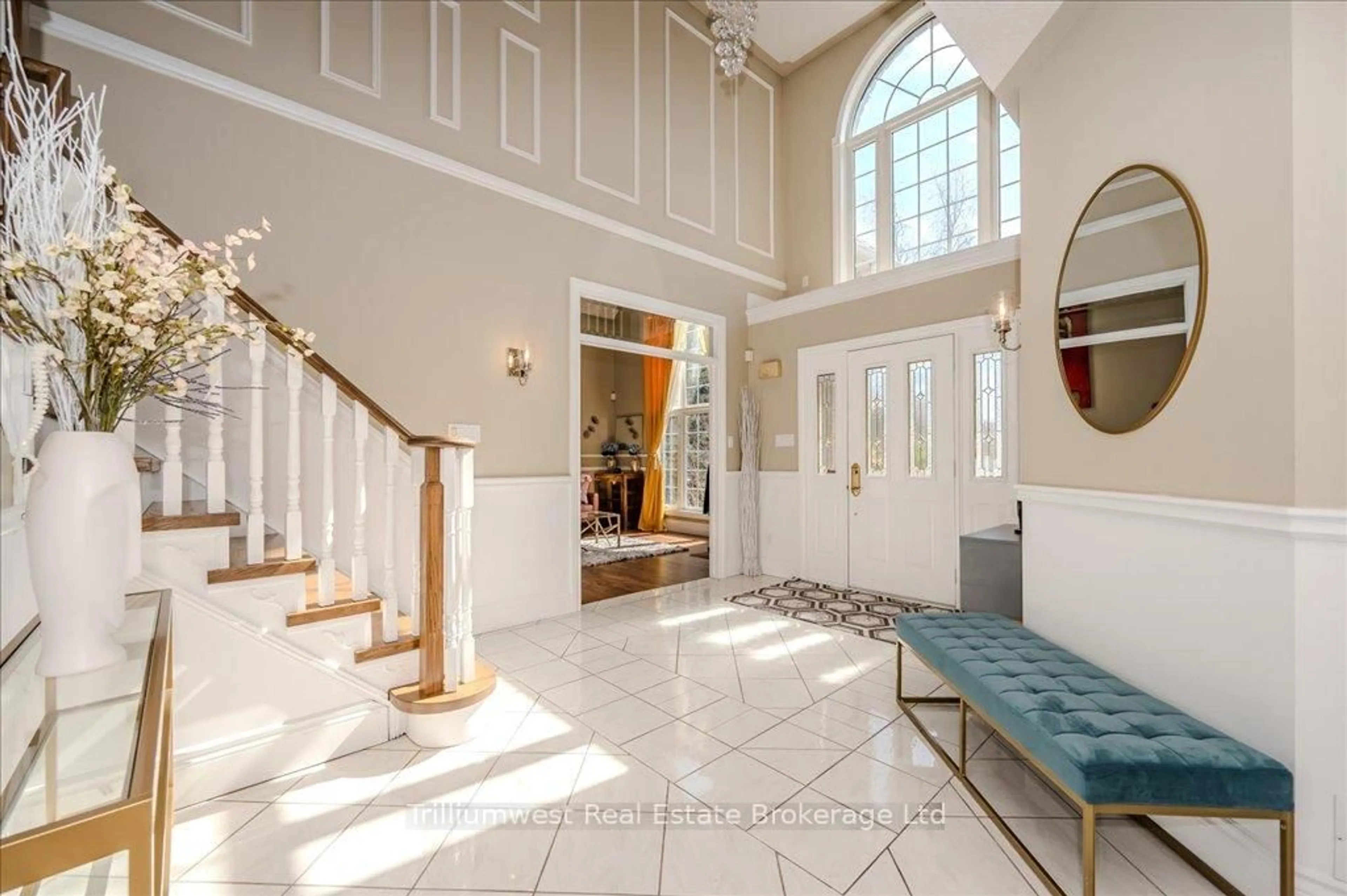 Indoor foyer for 46 Robin Rd, Guelph Ontario N1L 1H4