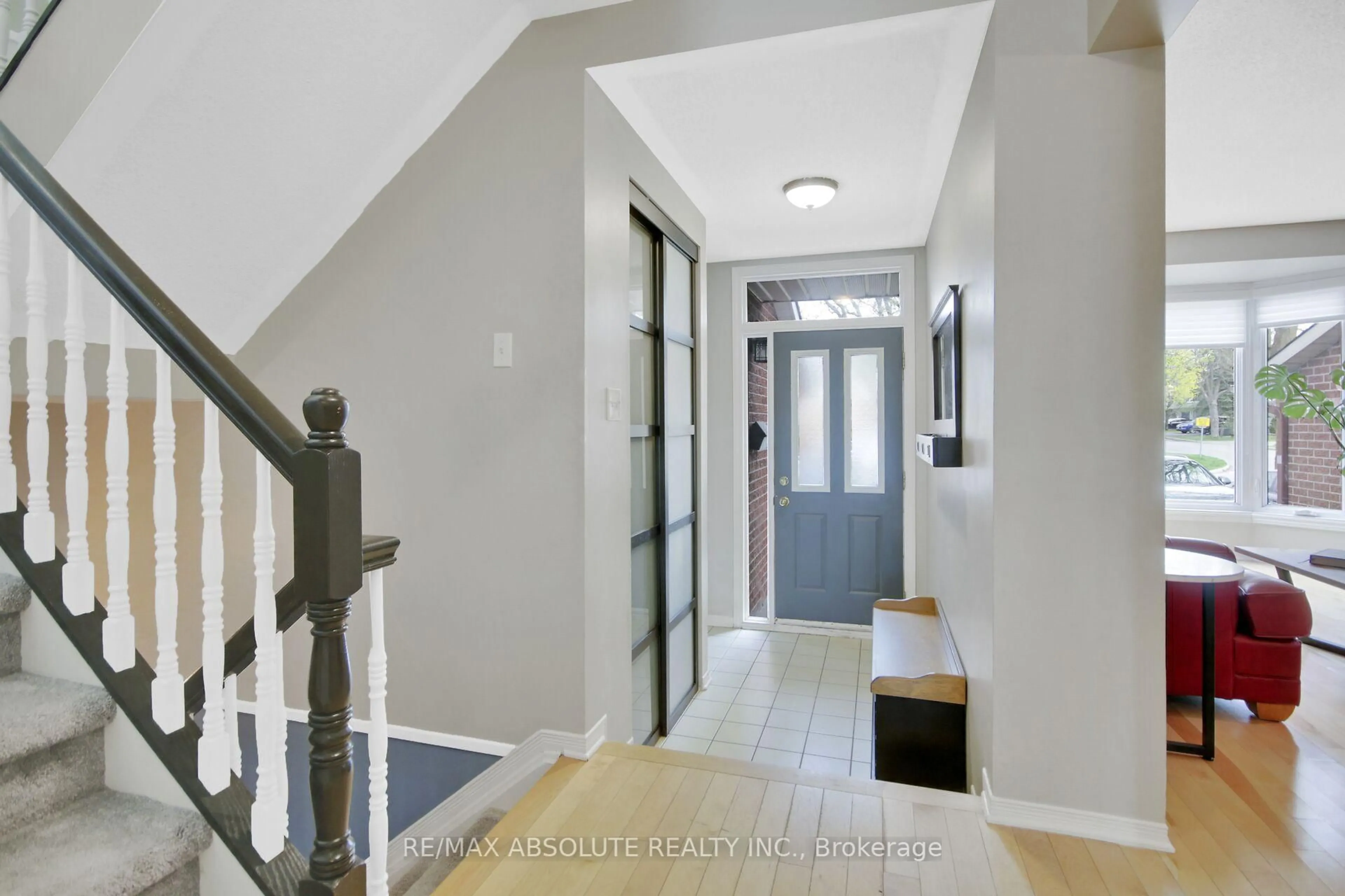 Indoor entryway for 52 Grassy Plains Dr, Ottawa Ontario K2M 2M6