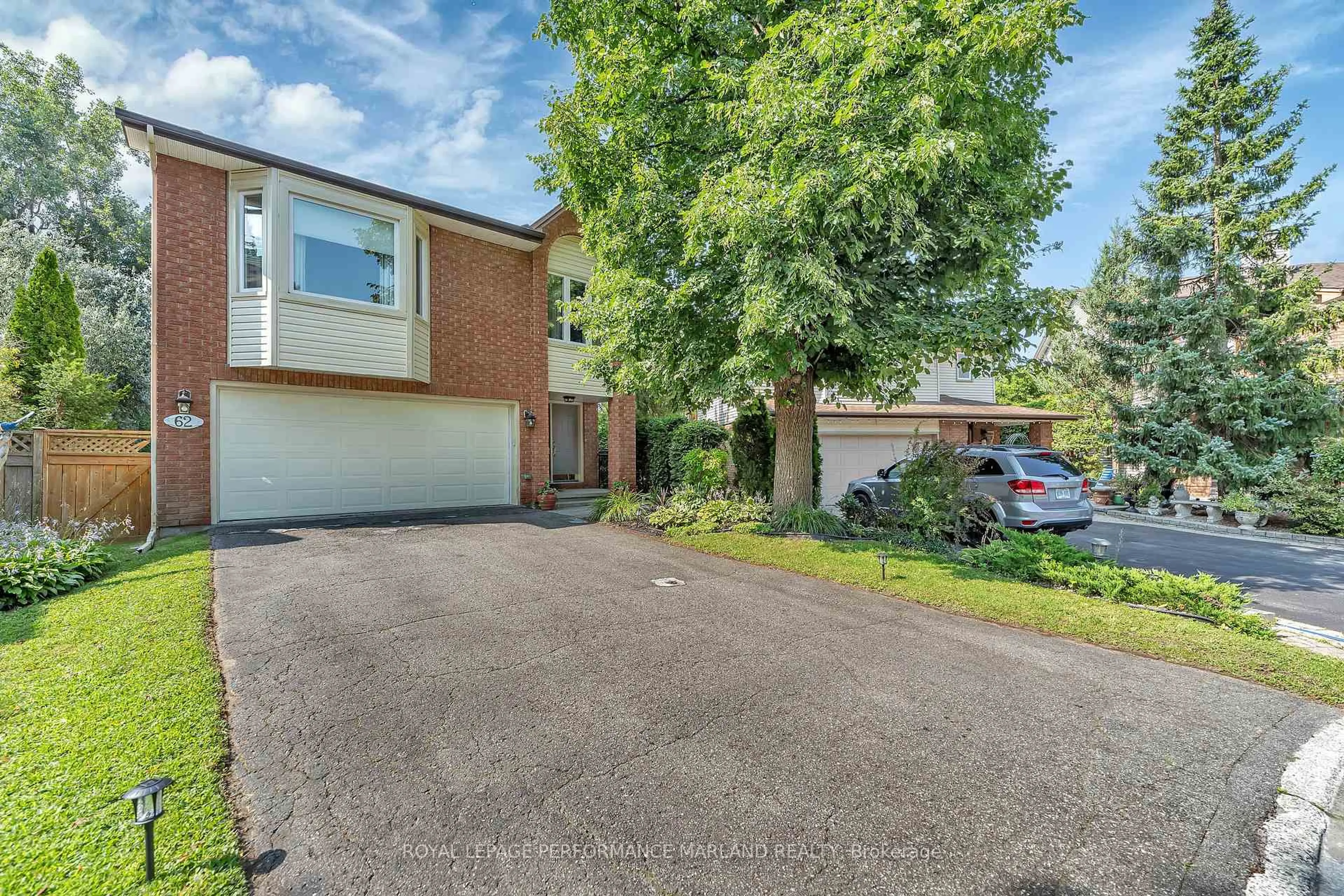 A pic from outside/outdoor area/front of a property/back of a property/a pic from drone, street for 62 Hackett St, Ottawa Ontario K1V 0P5