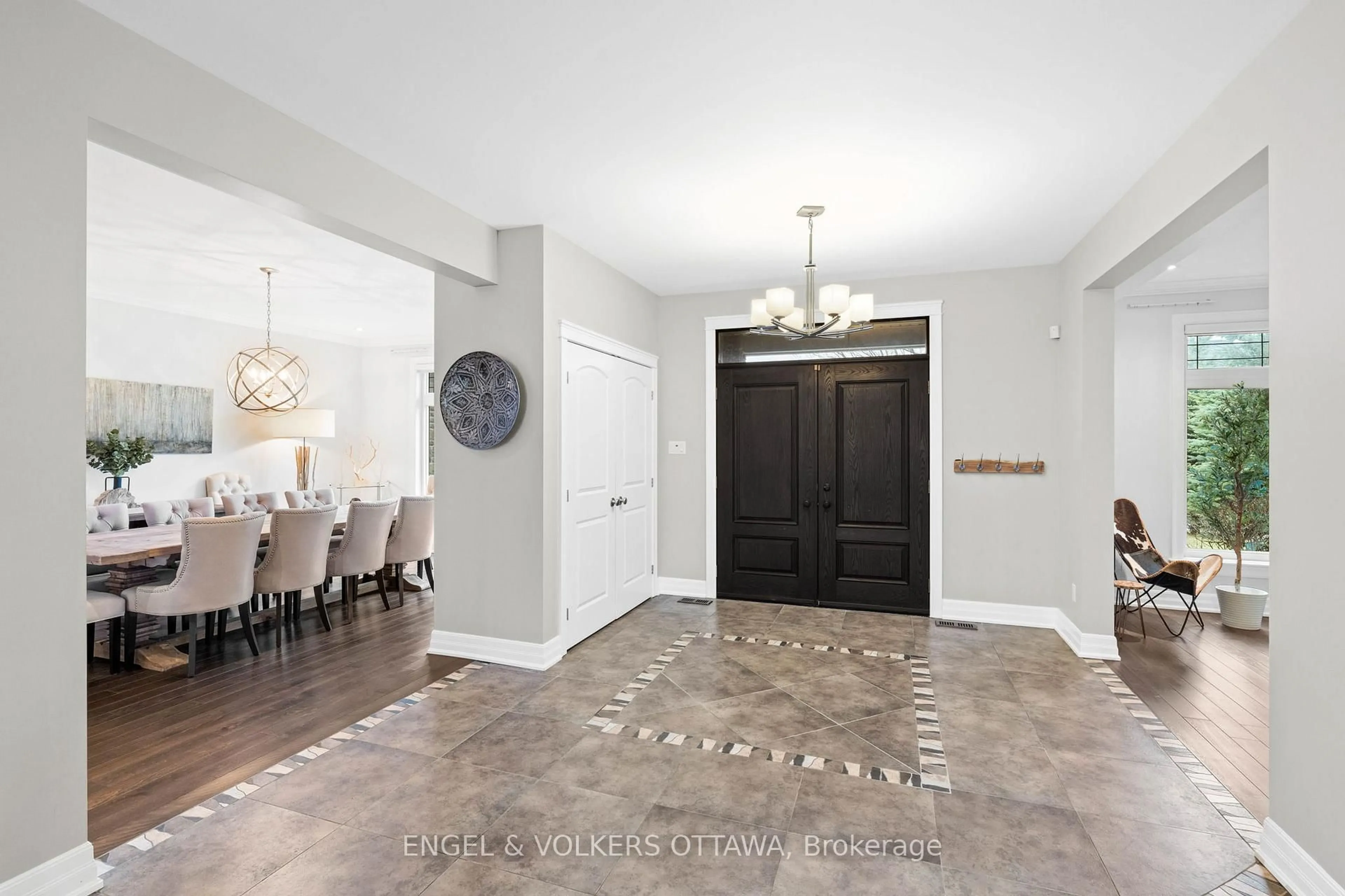 Indoor entryway for 450 LOCKMASTER Cres, Ottawa Ontario K4M 1L9