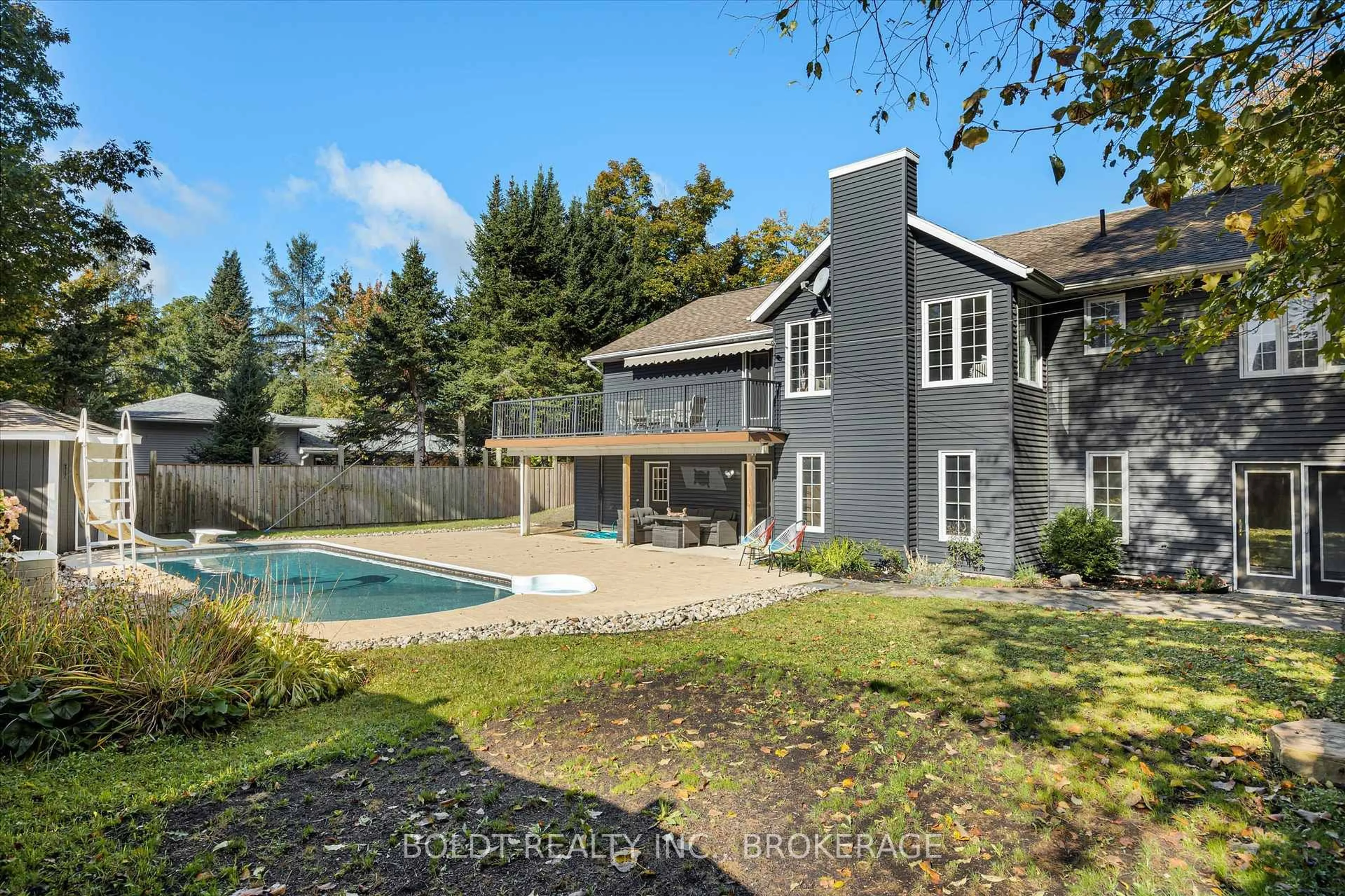 A pic from outside/outdoor area/front of a property/back of a property/a pic from drone, water/lake/river/ocean view for 121 Meadow Heights Dr, Bracebridge Ontario P1L 1A4