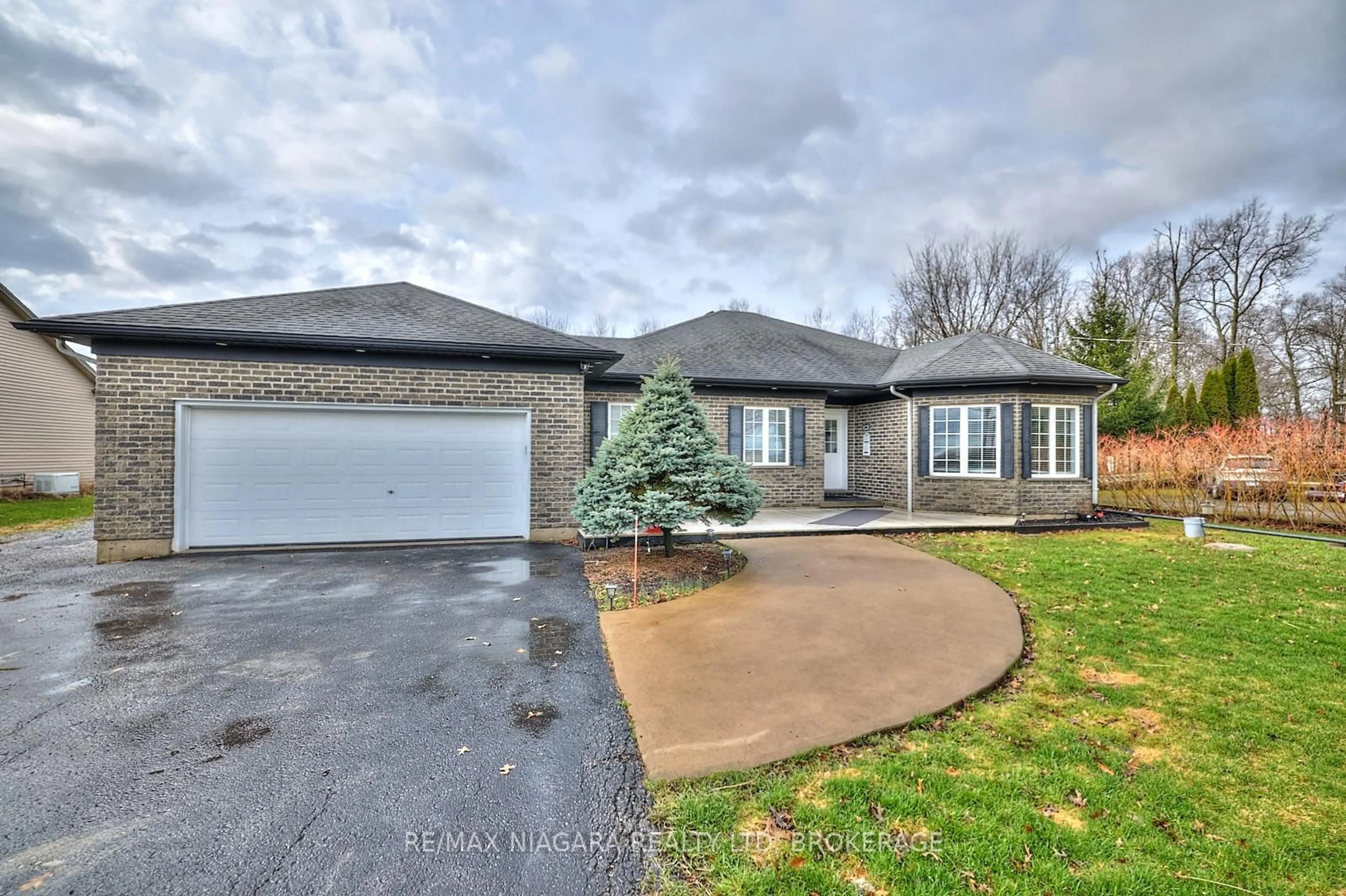 Home with brick exterior material, street for 637 Carl Rd, Welland Ontario L0S 1K0