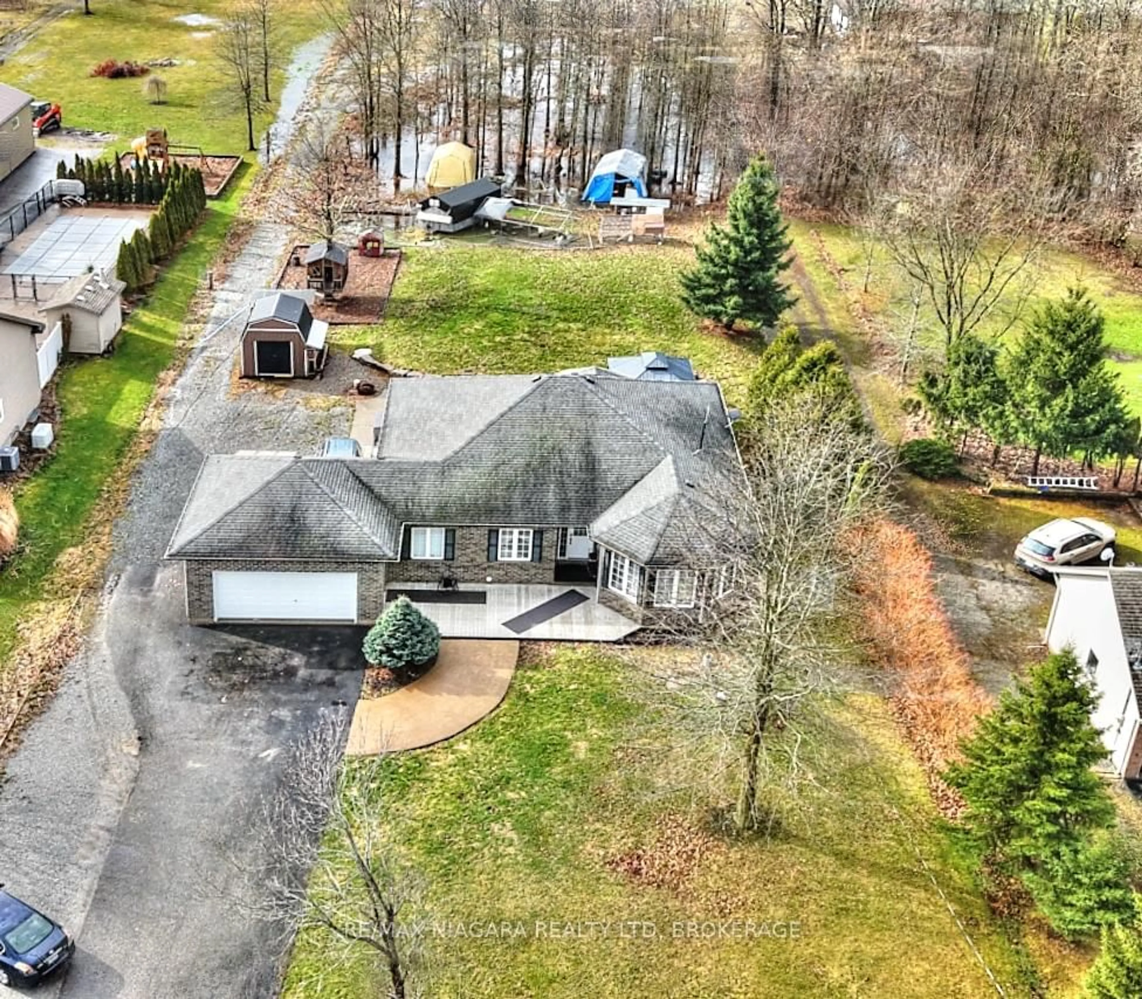 A pic from outside/outdoor area/front of a property/back of a property/a pic from drone, water/lake/river/ocean view for 637 Carl Rd, Welland Ontario L0S 1K0