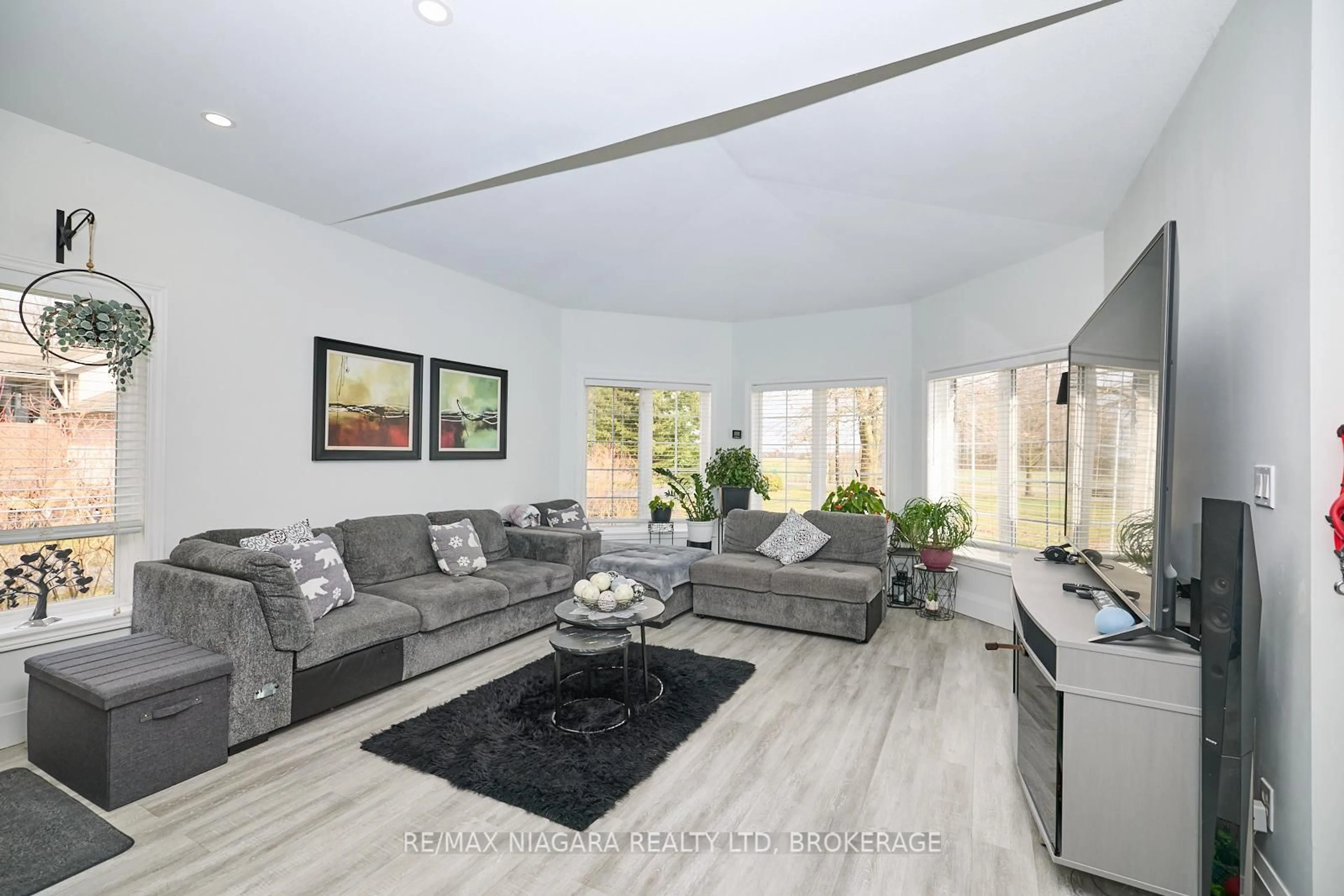 Living room with furniture, unknown for 637 Carl Rd, Welland Ontario L0S 1K0
