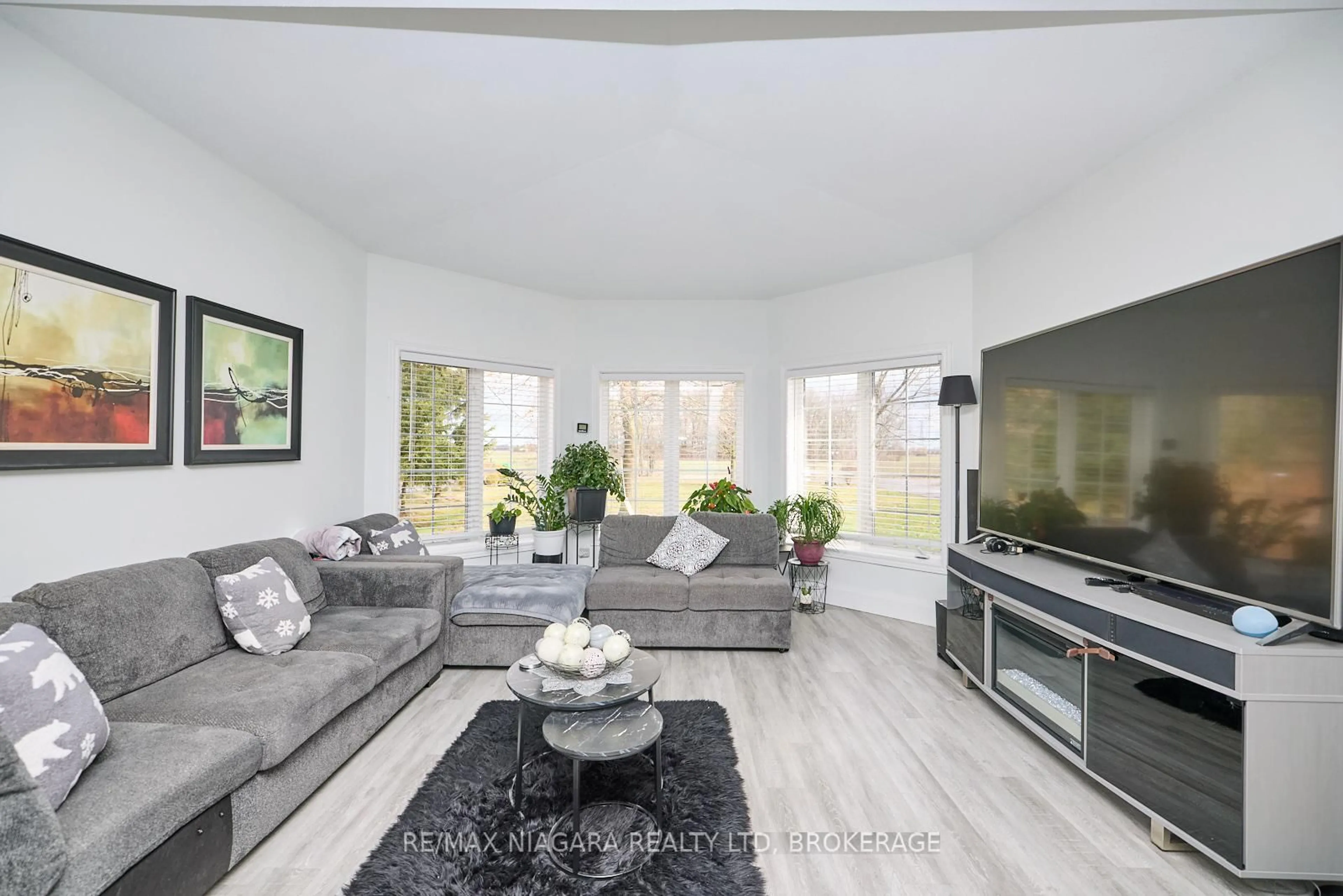 Living room with furniture, unknown for 637 Carl Rd, Welland Ontario L0S 1K0