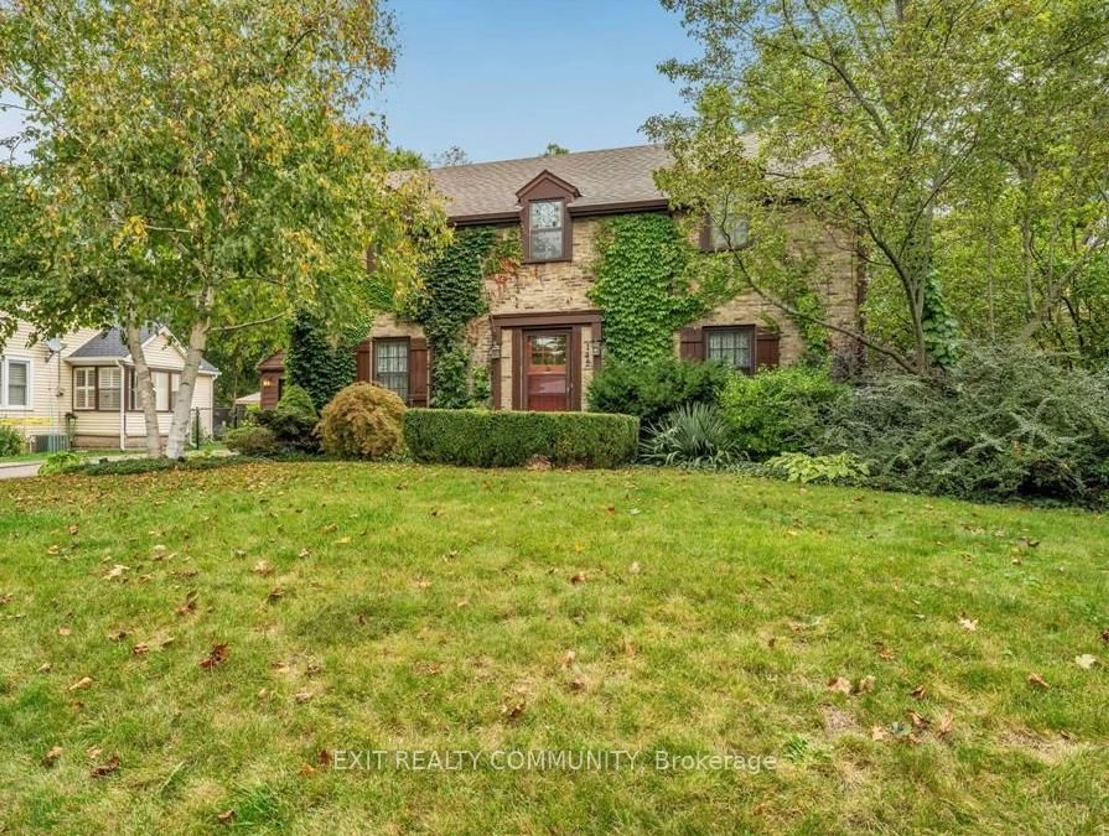A pic from outside/outdoor area/front of a property/back of a property/a pic from drone, street for 142 Cecil St, Sarnia Ontario N7T 6W4