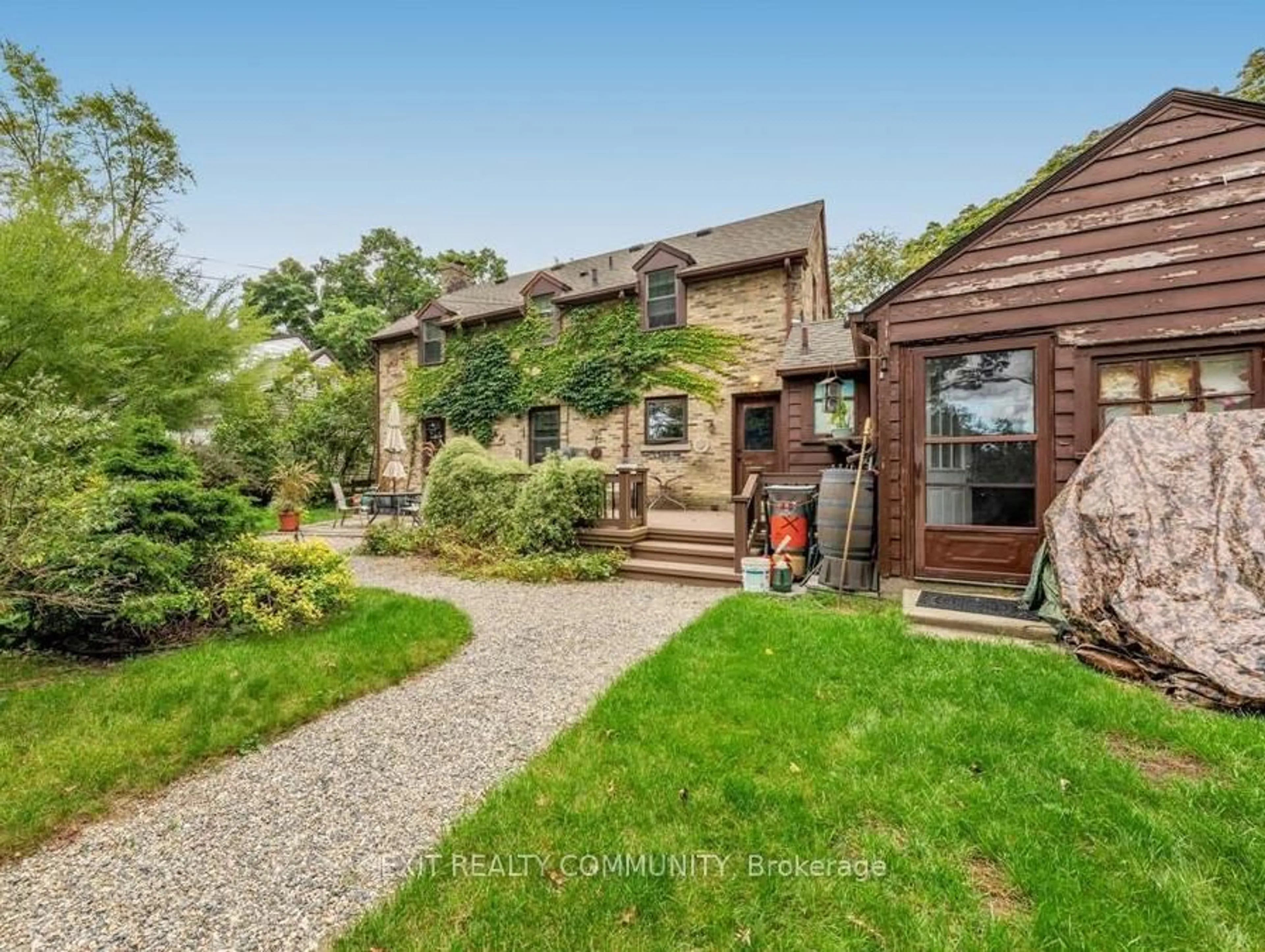 A pic from outside/outdoor area/front of a property/back of a property/a pic from drone, street for 142 Cecil St, Sarnia Ontario N7T 6W4