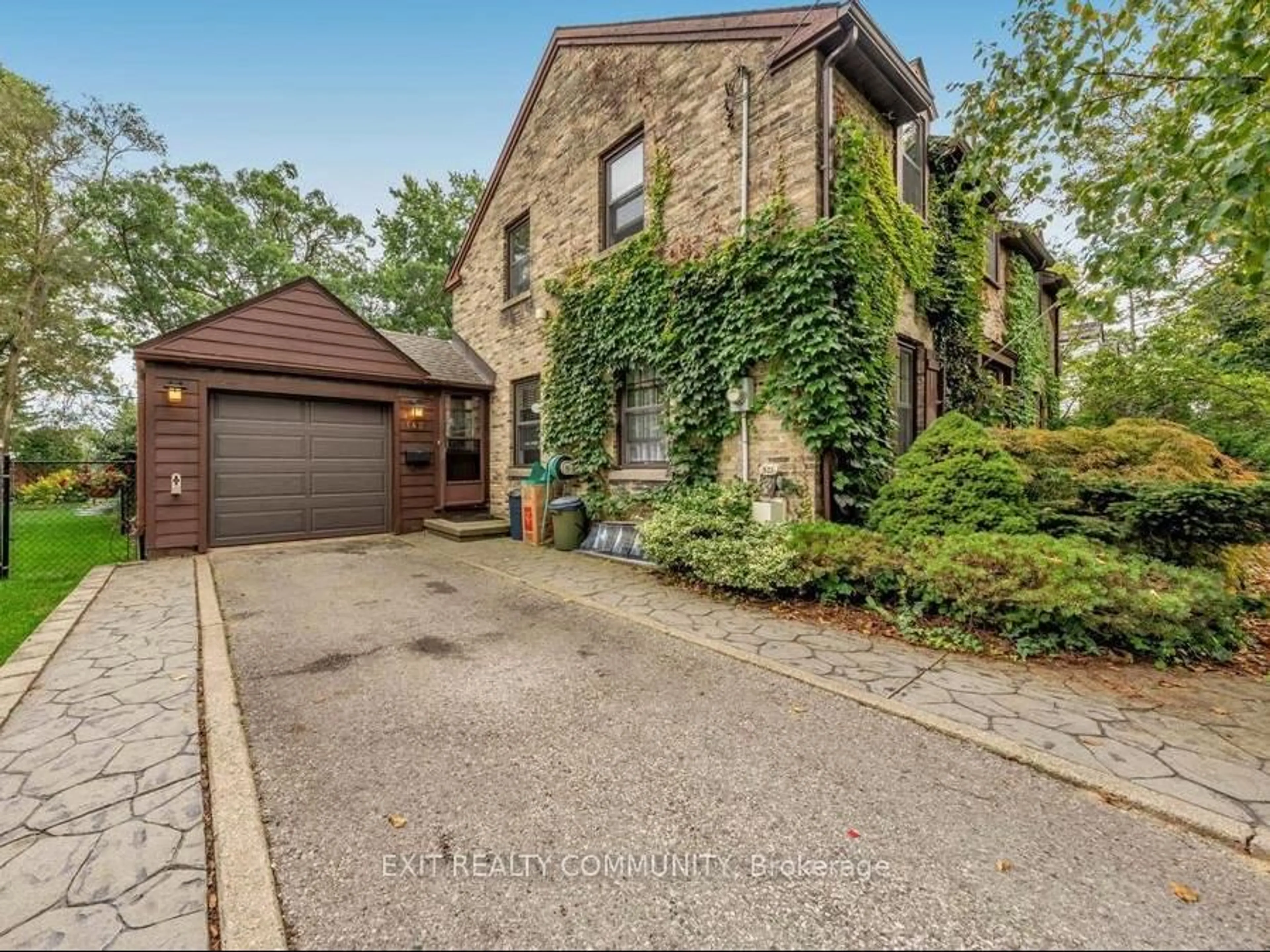 A pic from outside/outdoor area/front of a property/back of a property/a pic from drone, street for 142 Cecil St, Sarnia Ontario N7T 6W4
