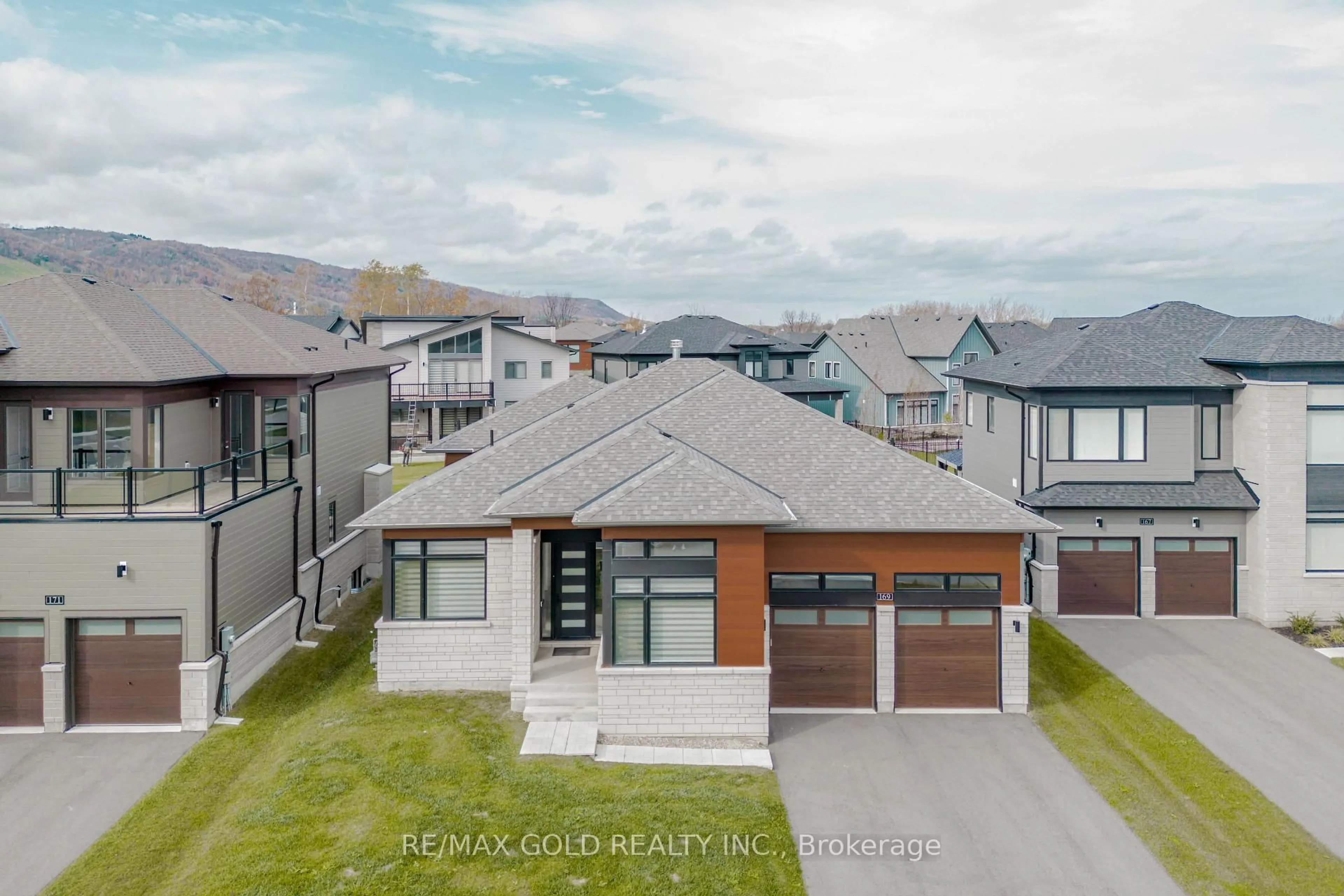 A pic from outside/outdoor area/front of a property/back of a property/a pic from drone, street for 169 Springside Cres, Blue Mountains Ontario L9Y 5L3