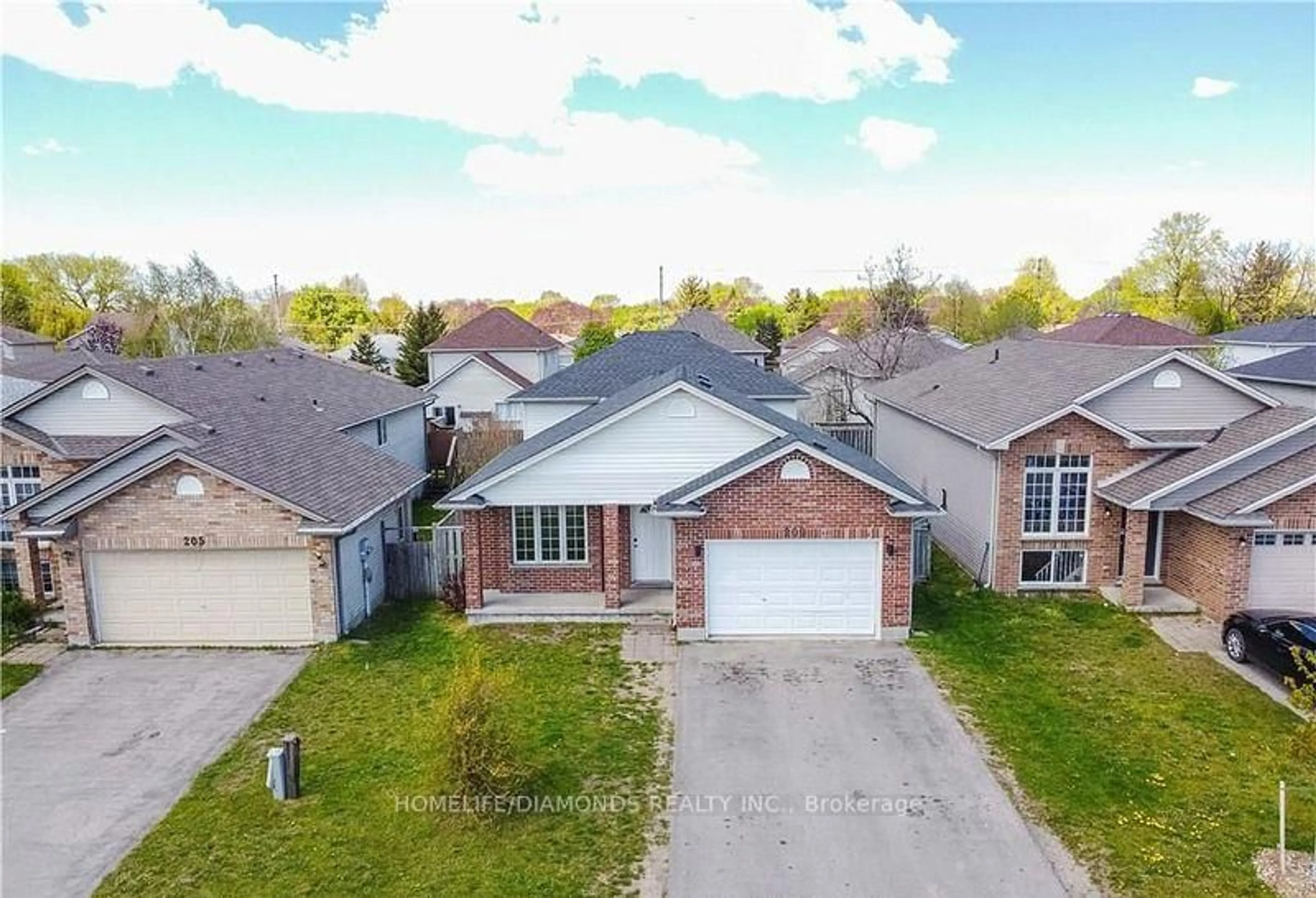 A pic from outside/outdoor area/front of a property/back of a property/a pic from drone, street for 209 THURMAN Circ, London East Ontario N5V 4Z2