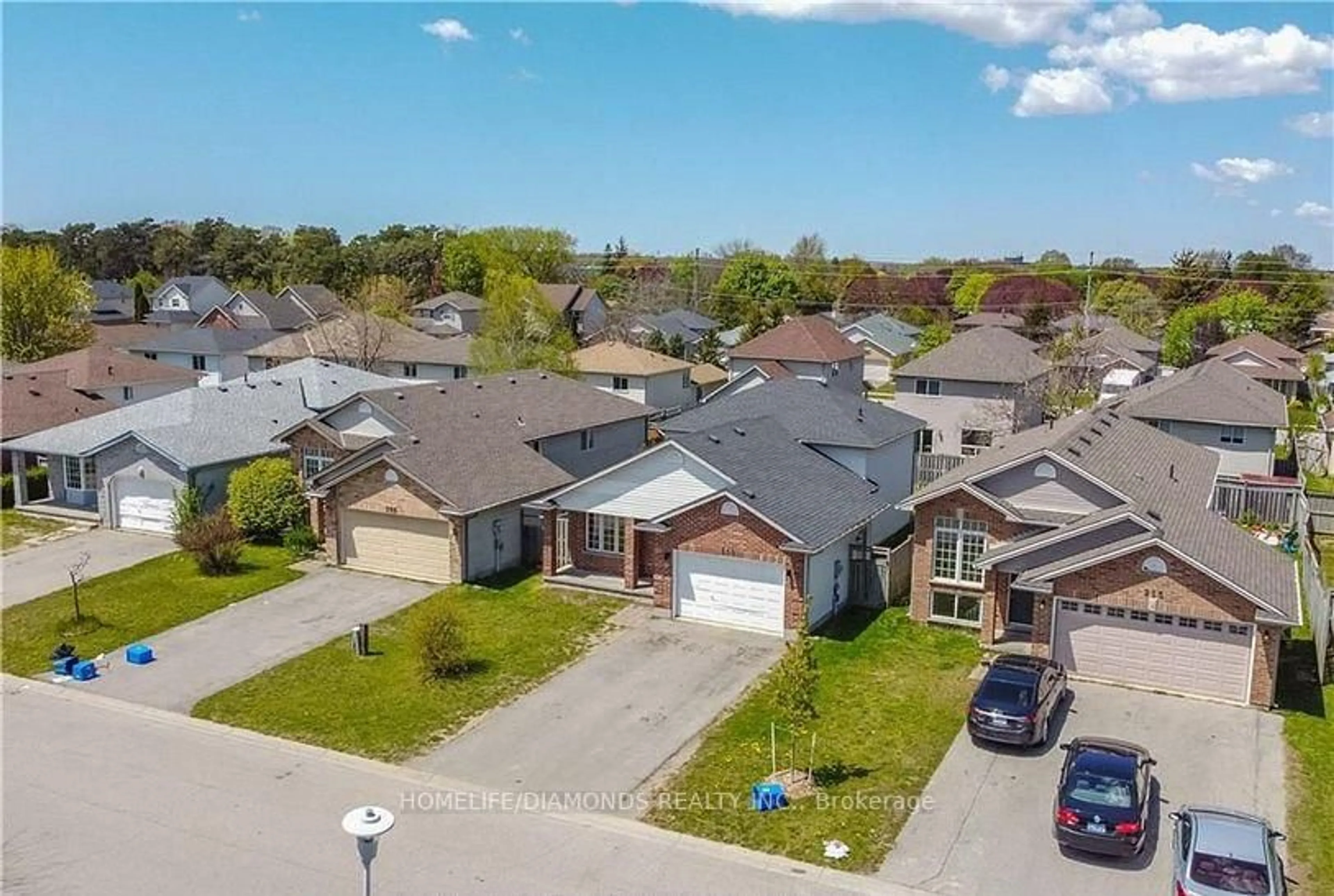 A pic from outside/outdoor area/front of a property/back of a property/a pic from drone, street for 209 THURMAN Circ, London East Ontario N5V 4Z2
