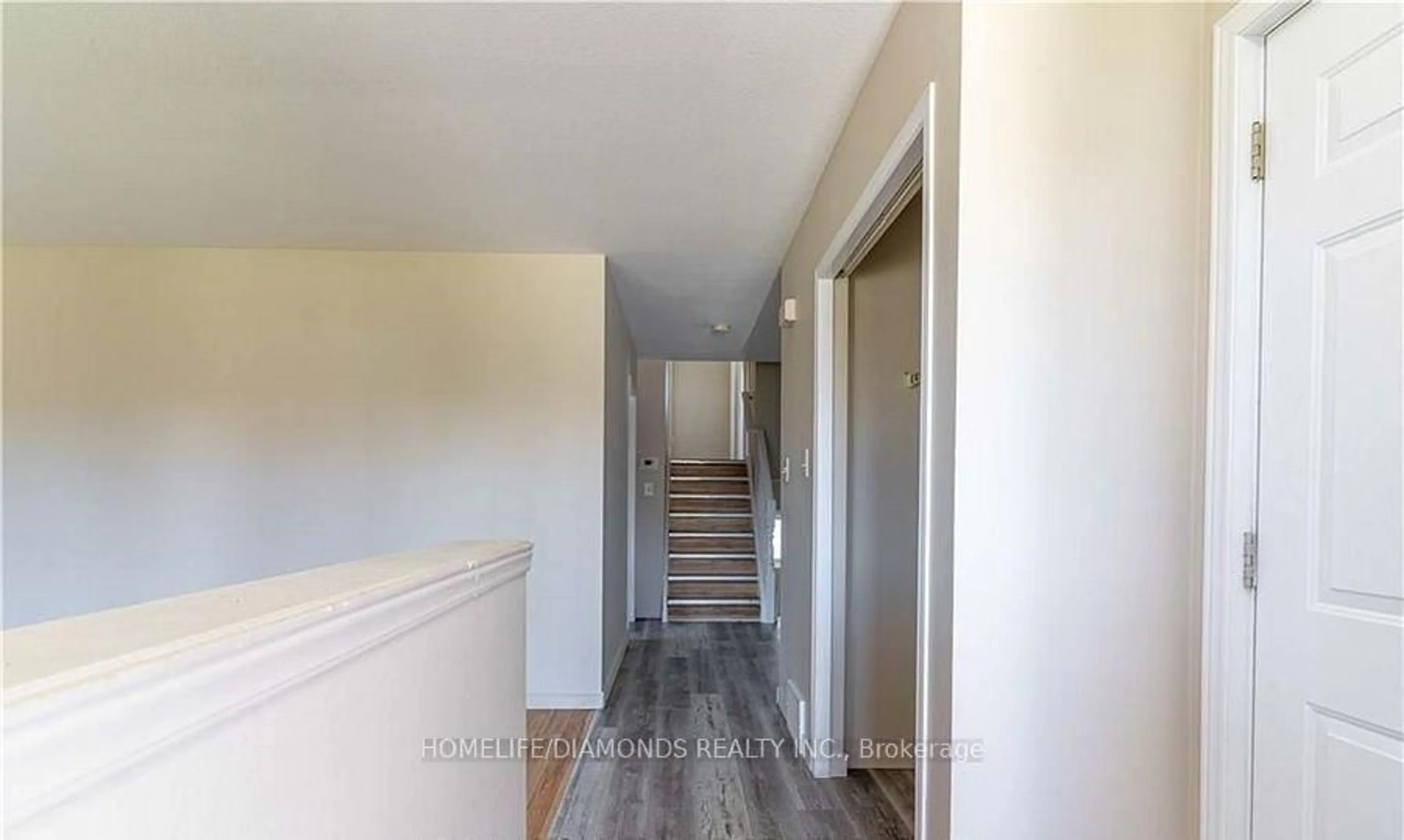 Indoor entryway for 209 THURMAN Circ, London East Ontario N5V 4Z2