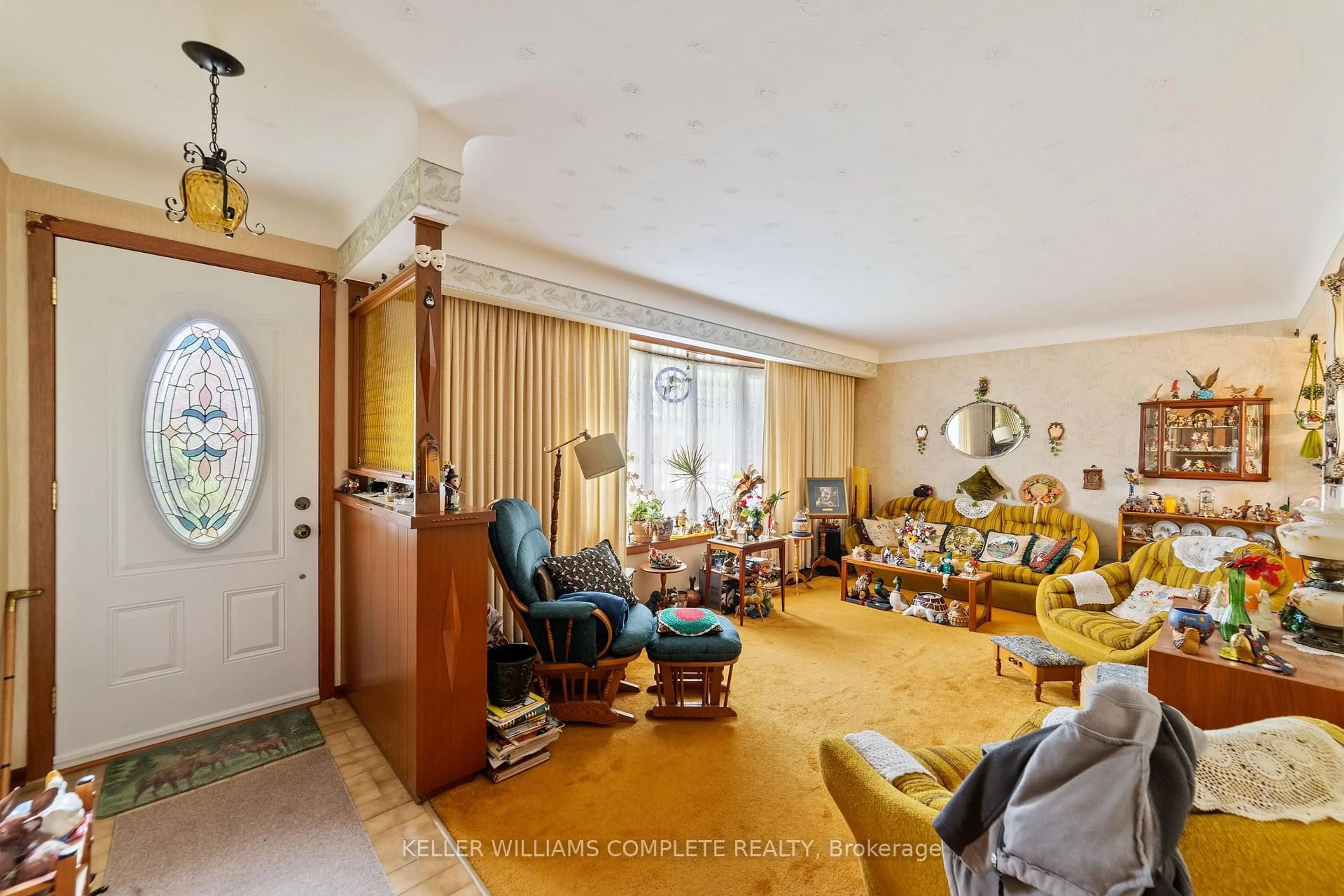 Living room with furniture, unknown for 538 Vine St, St. Catharines Ontario L2M 3T8