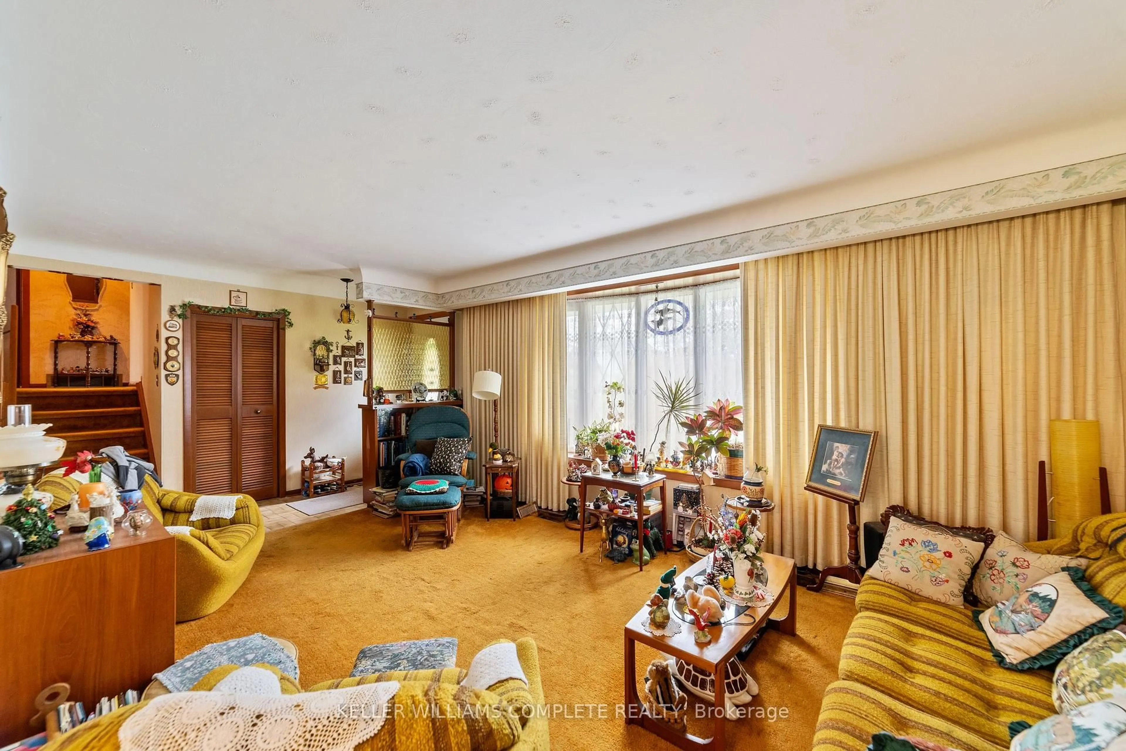 Living room with furniture, unknown for 538 Vine St, St. Catharines Ontario L2M 3T8