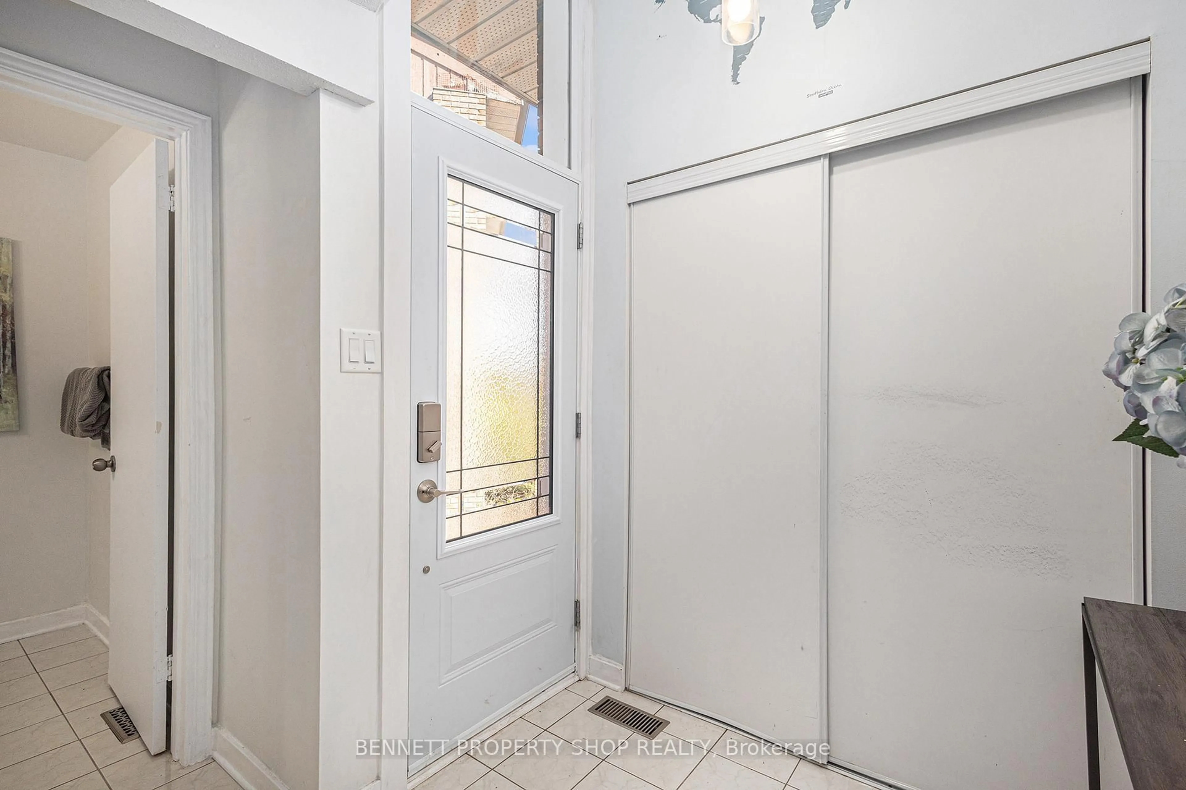 Indoor entryway for 52 Sandhurst Crt, Ottawa Ontario K1V 9V4