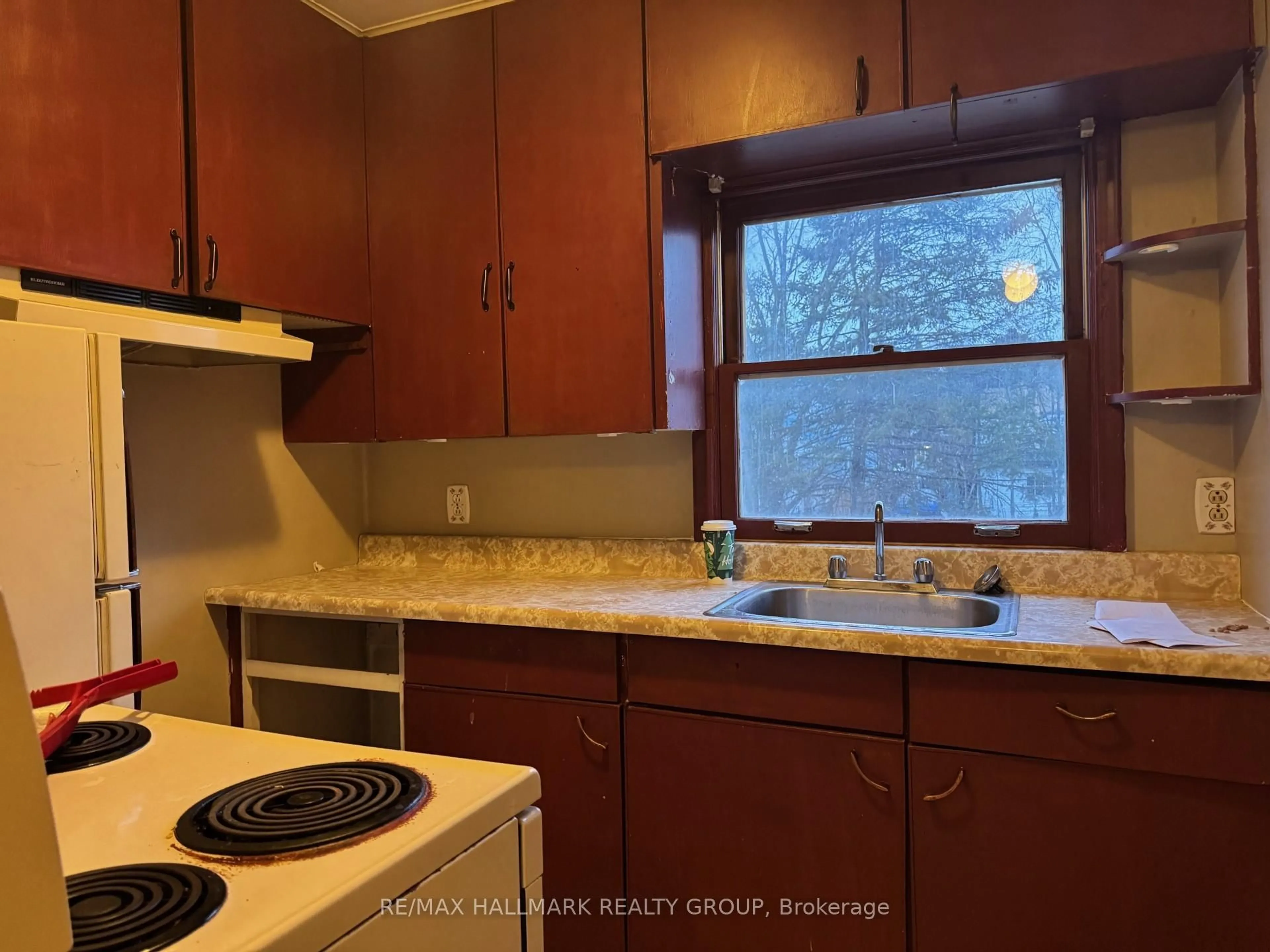 Standard kitchen, unknown for 32 Thom St, Smiths Falls Ontario K7A 3N9