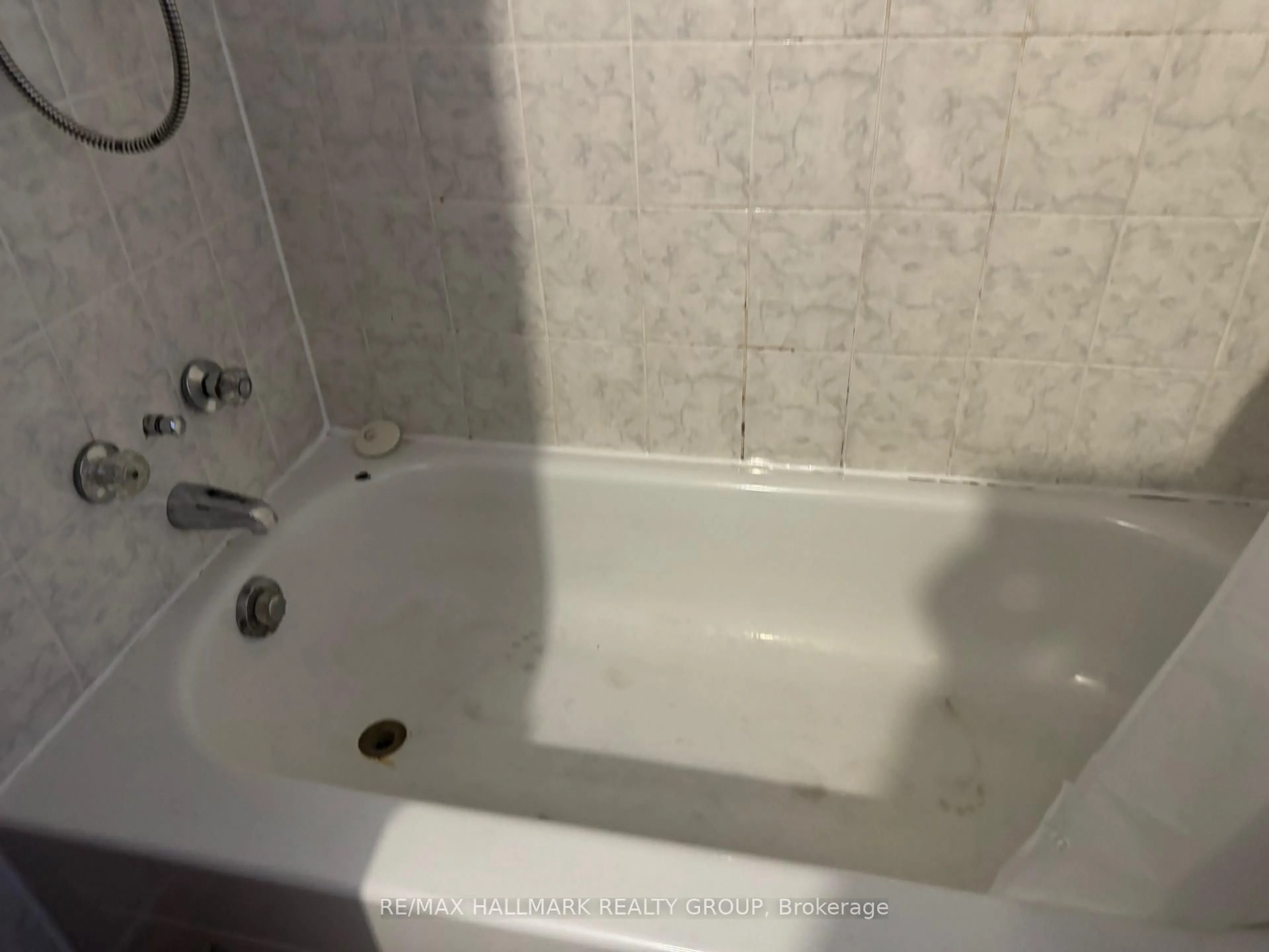 Standard bathroom, unknown for 32 Thom St, Smiths Falls Ontario K7A 3N9
