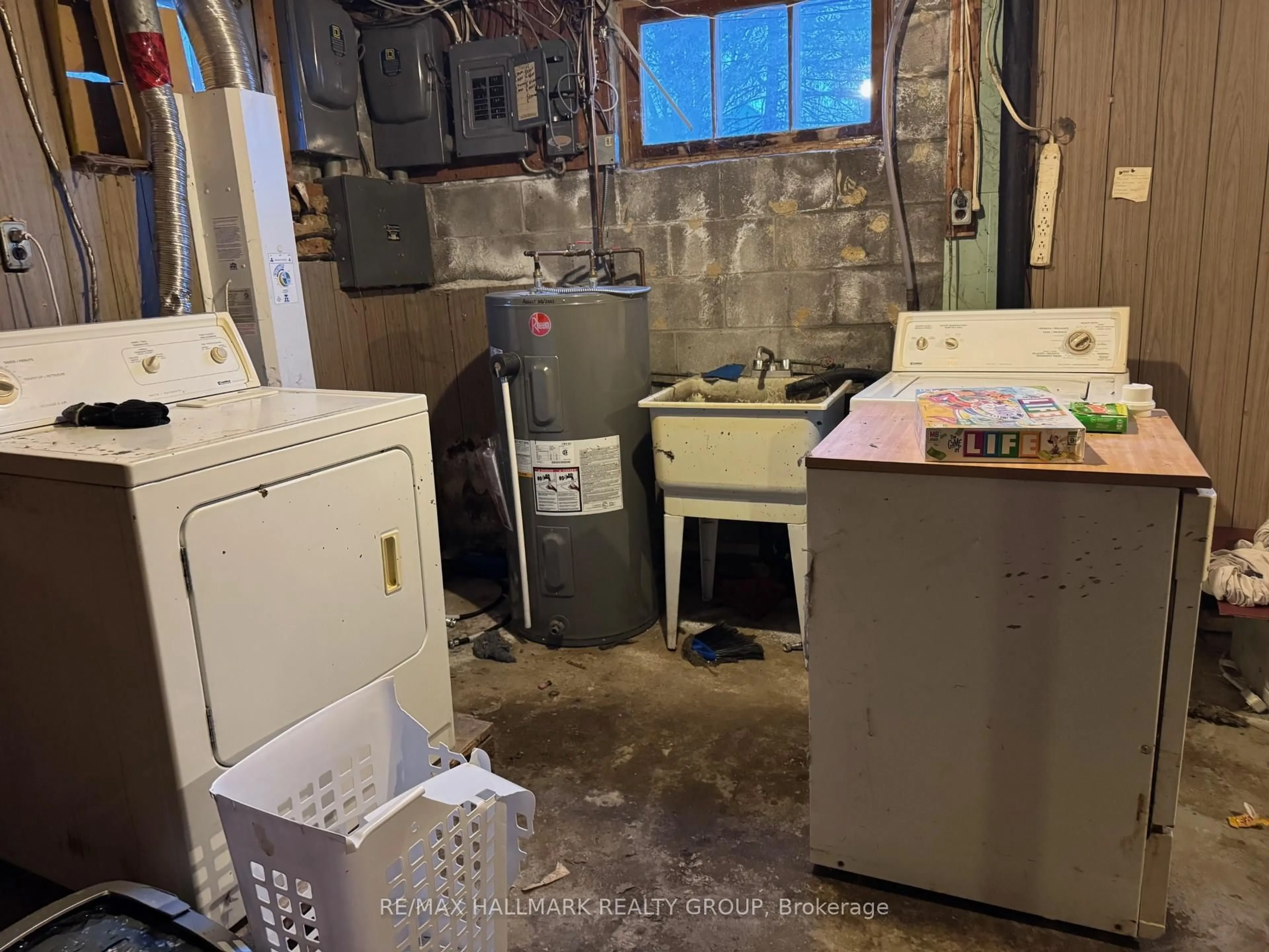 Laundry room for 32 Thom St, Smiths Falls Ontario K7A 3N9