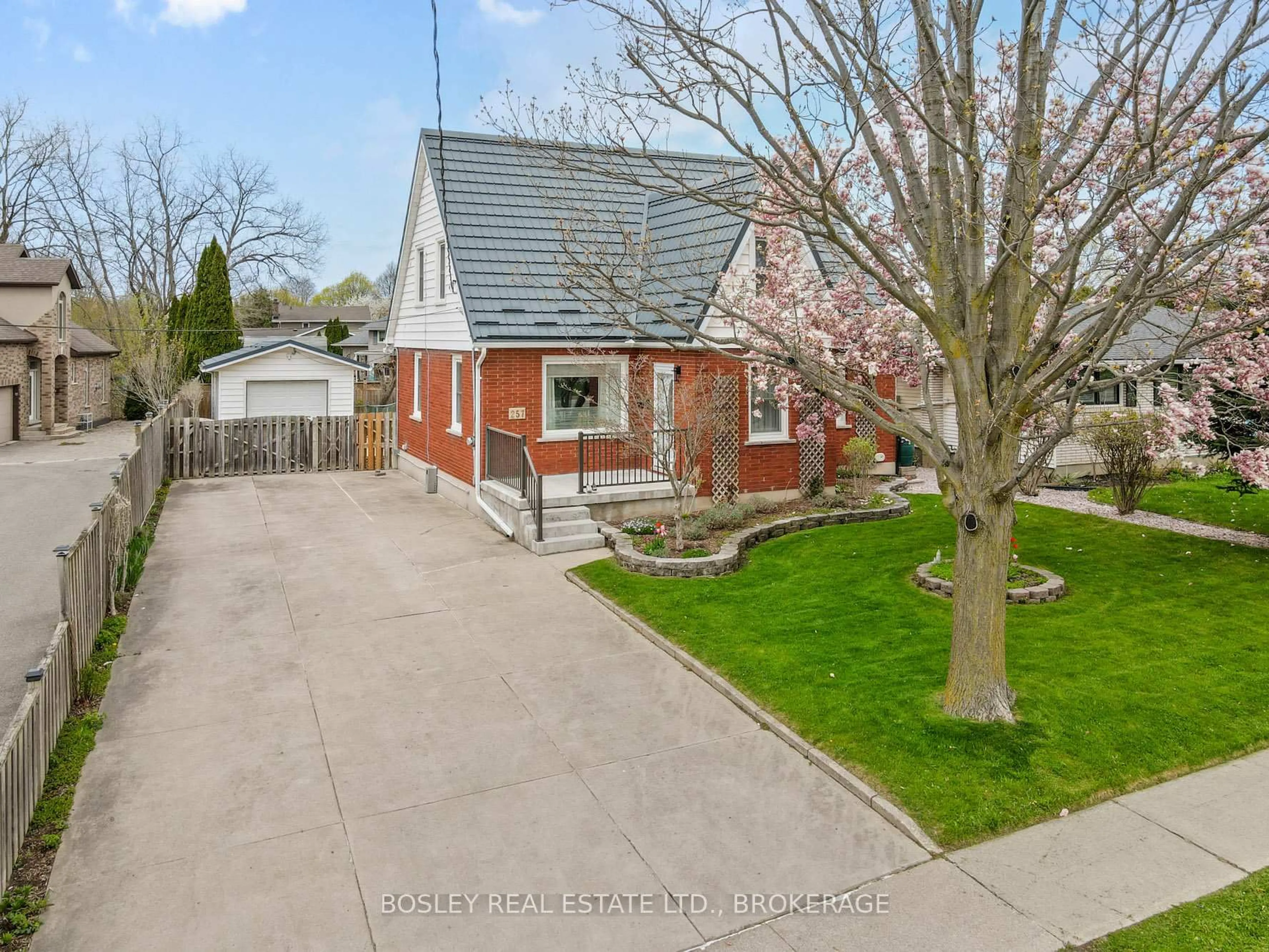 A pic from outside/outdoor area/front of a property/back of a property/a pic from drone, street for 257 Lakeshore Rd, St. Catharines Ontario L2M 1R9