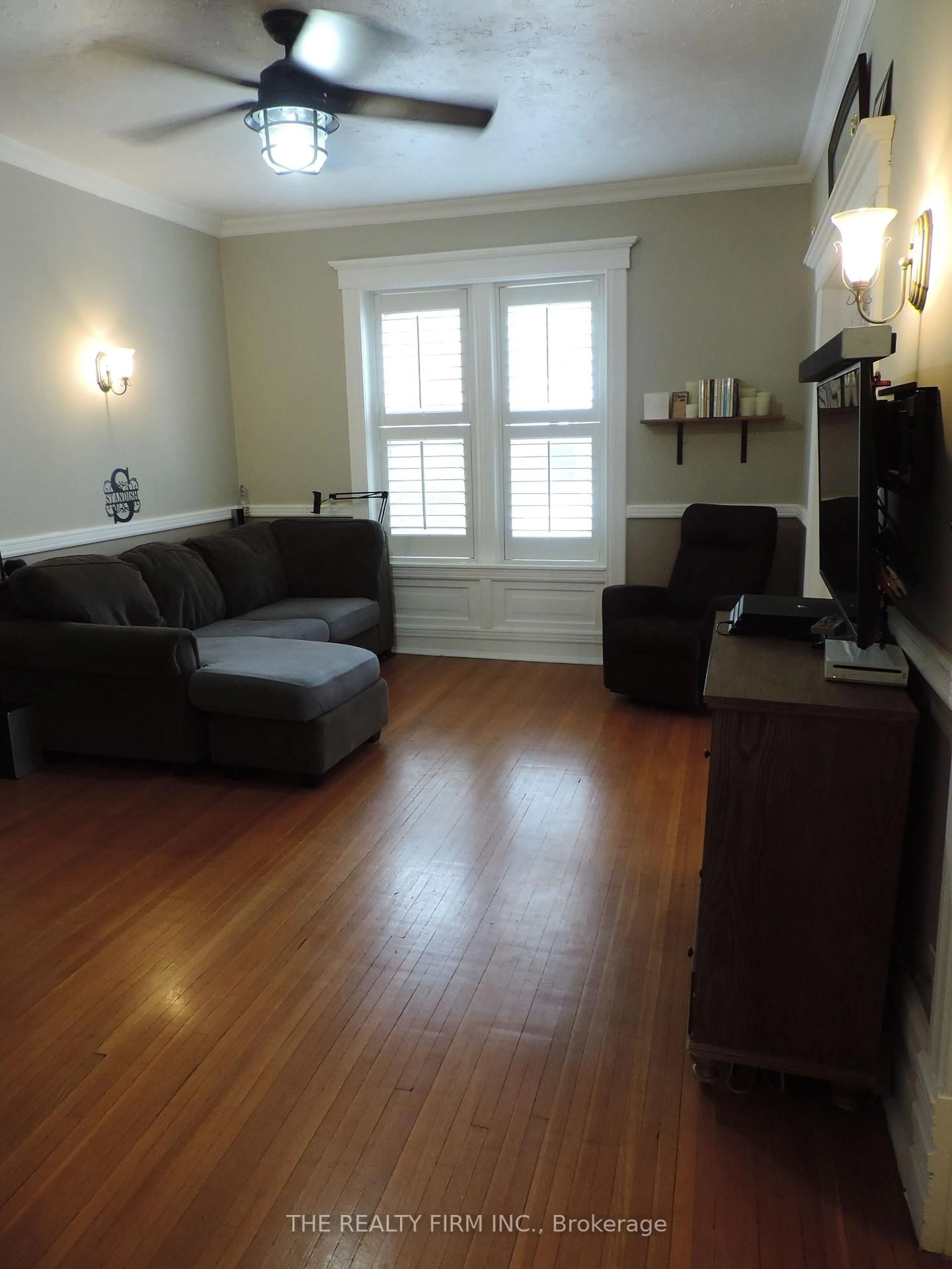 Living room with furniture, wood/laminate floor for 11 South St, Aylmer Ontario N5H 1P5