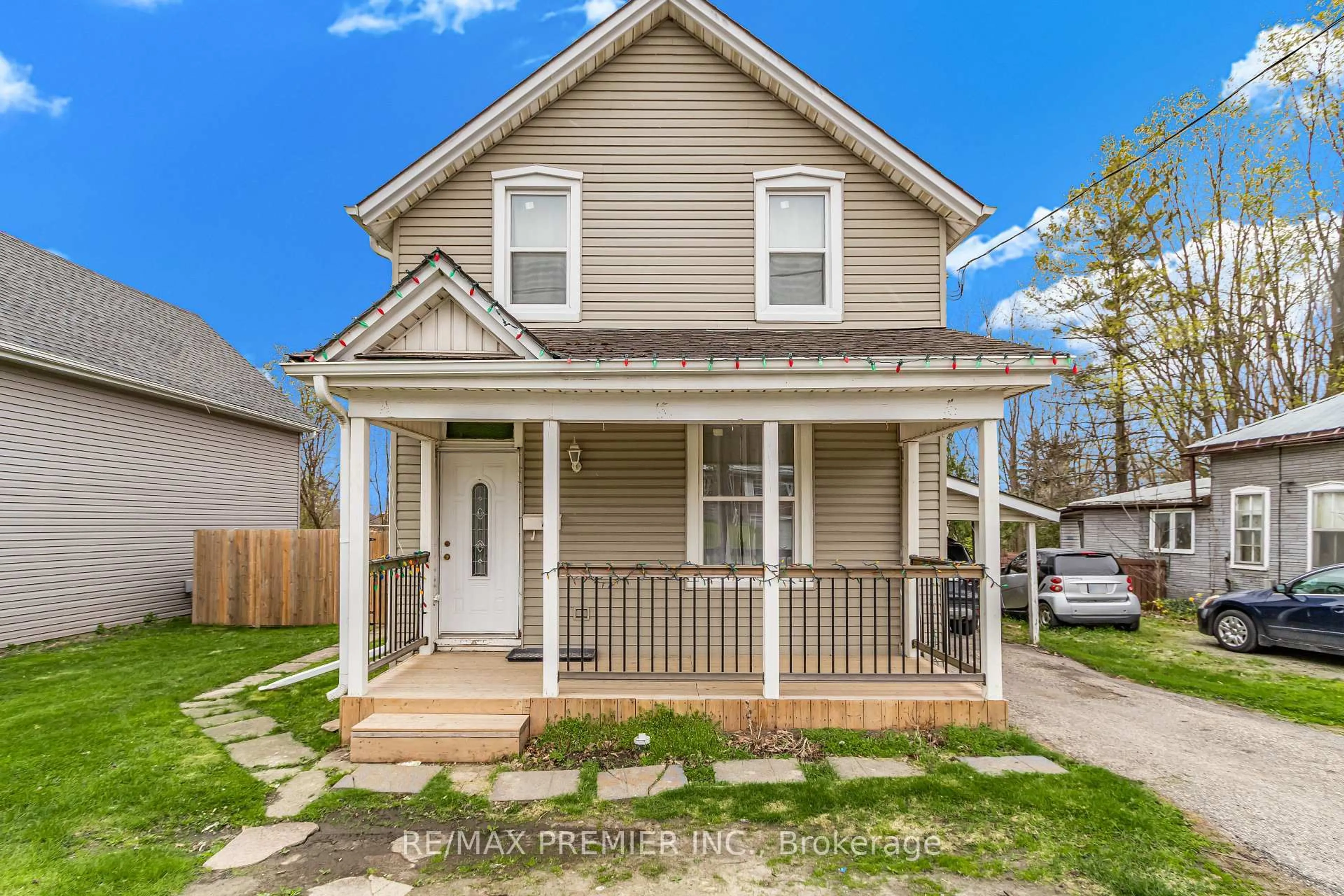 Home with vinyl exterior material, street for 492 Main St, Woodstock Ontario N4S 1T9