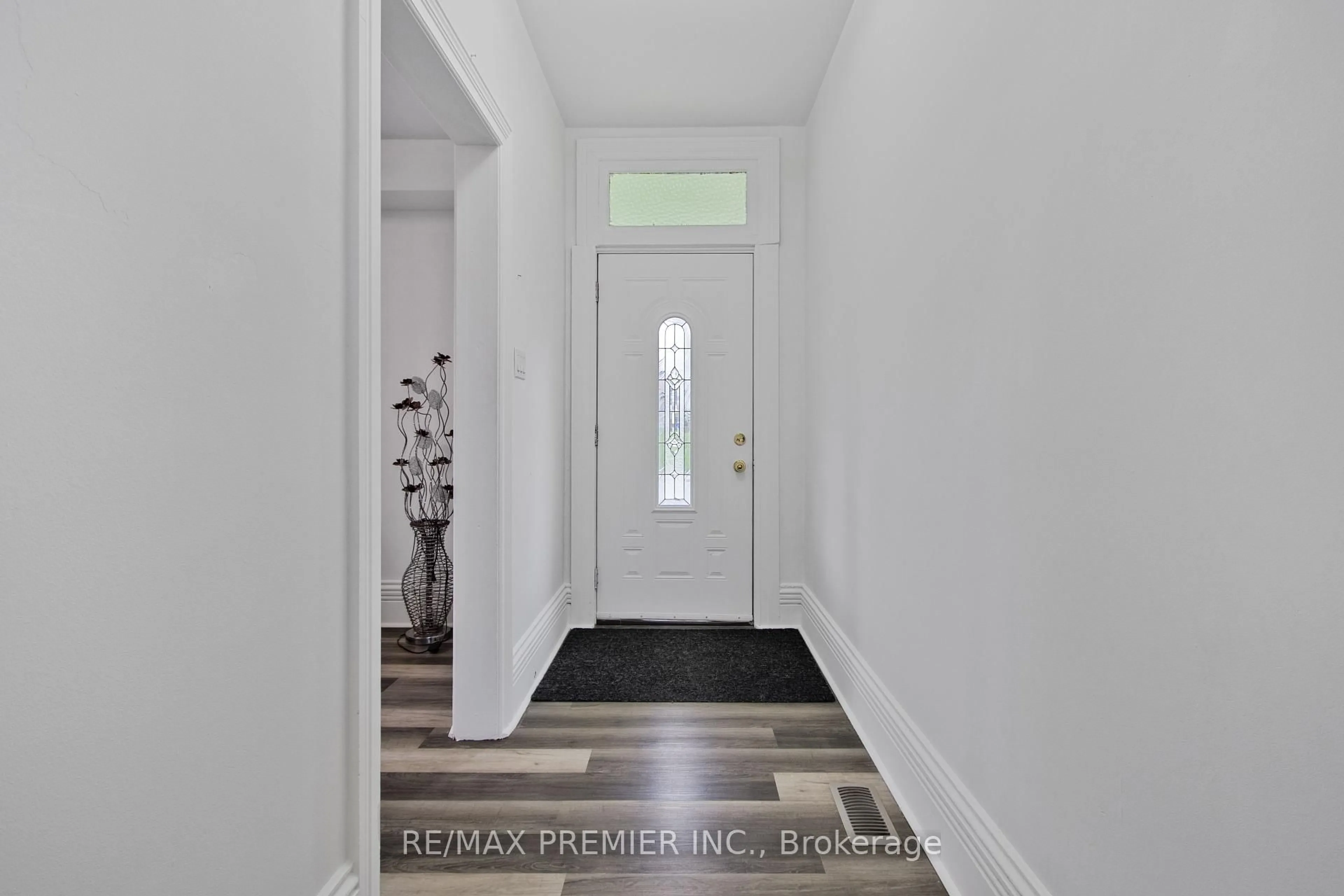 Indoor entryway for 492 Main St, Woodstock Ontario N4S 1T9