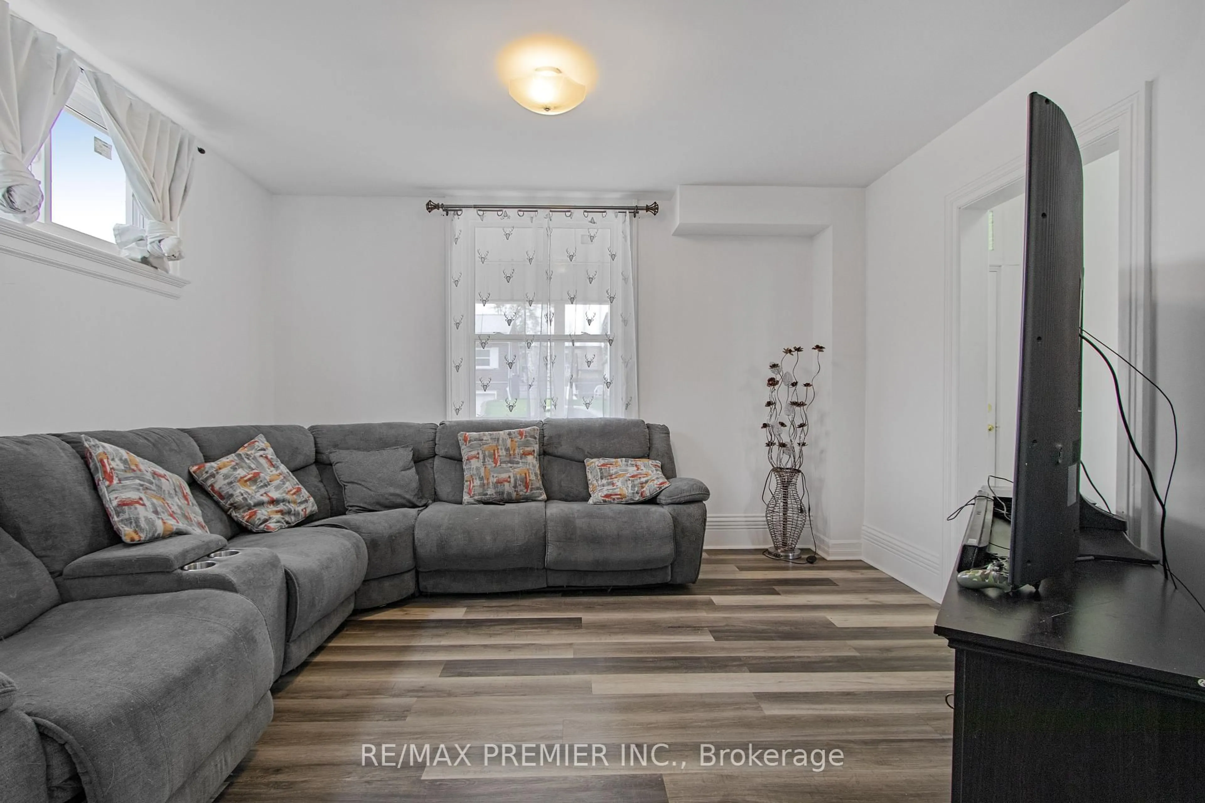 Living room with furniture, unknown for 492 Main St, Woodstock Ontario N4S 1T9