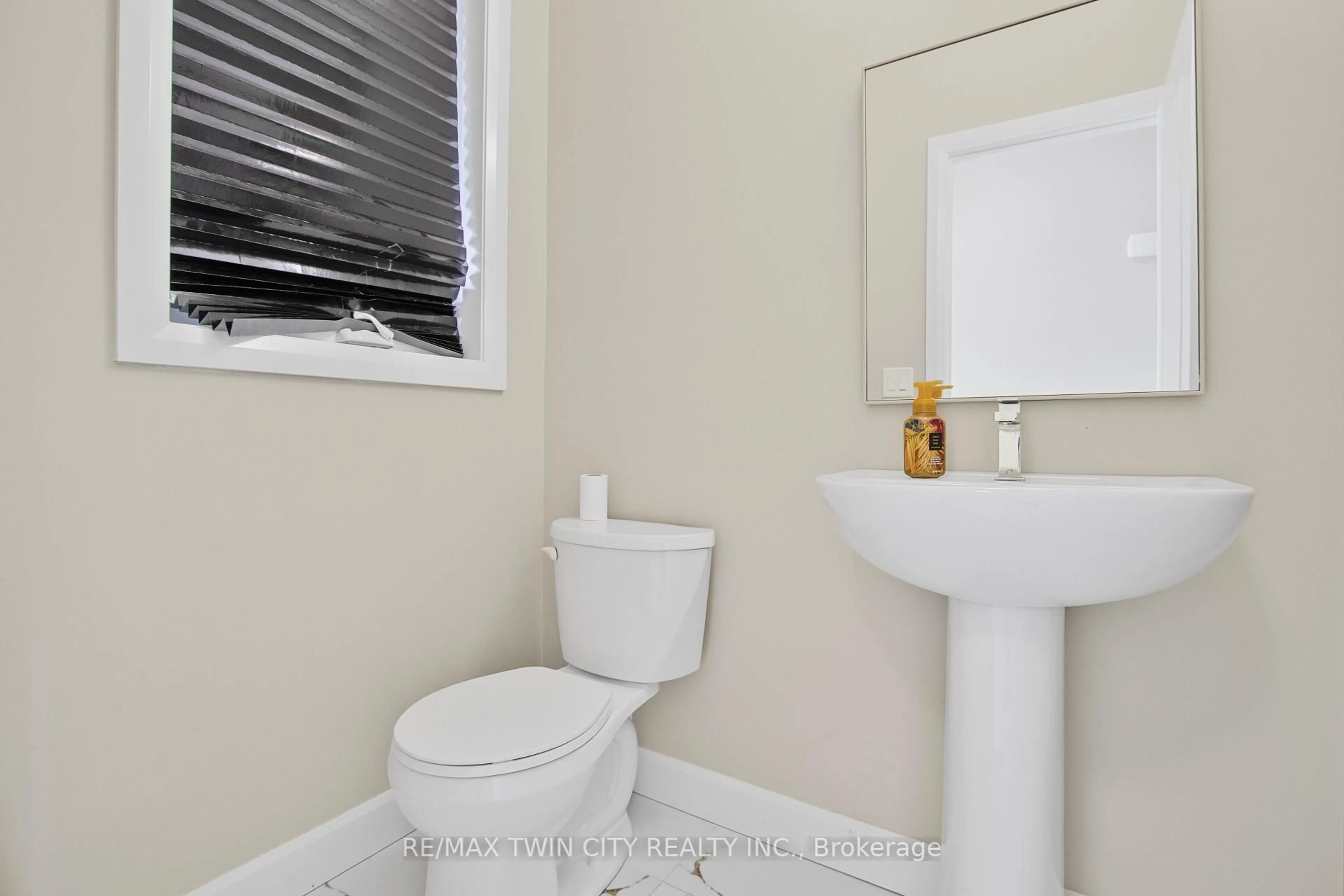 Standard bathroom, ceramic/tile floor for 46 Lowell St, Cambridge Ontario N1R 5C9