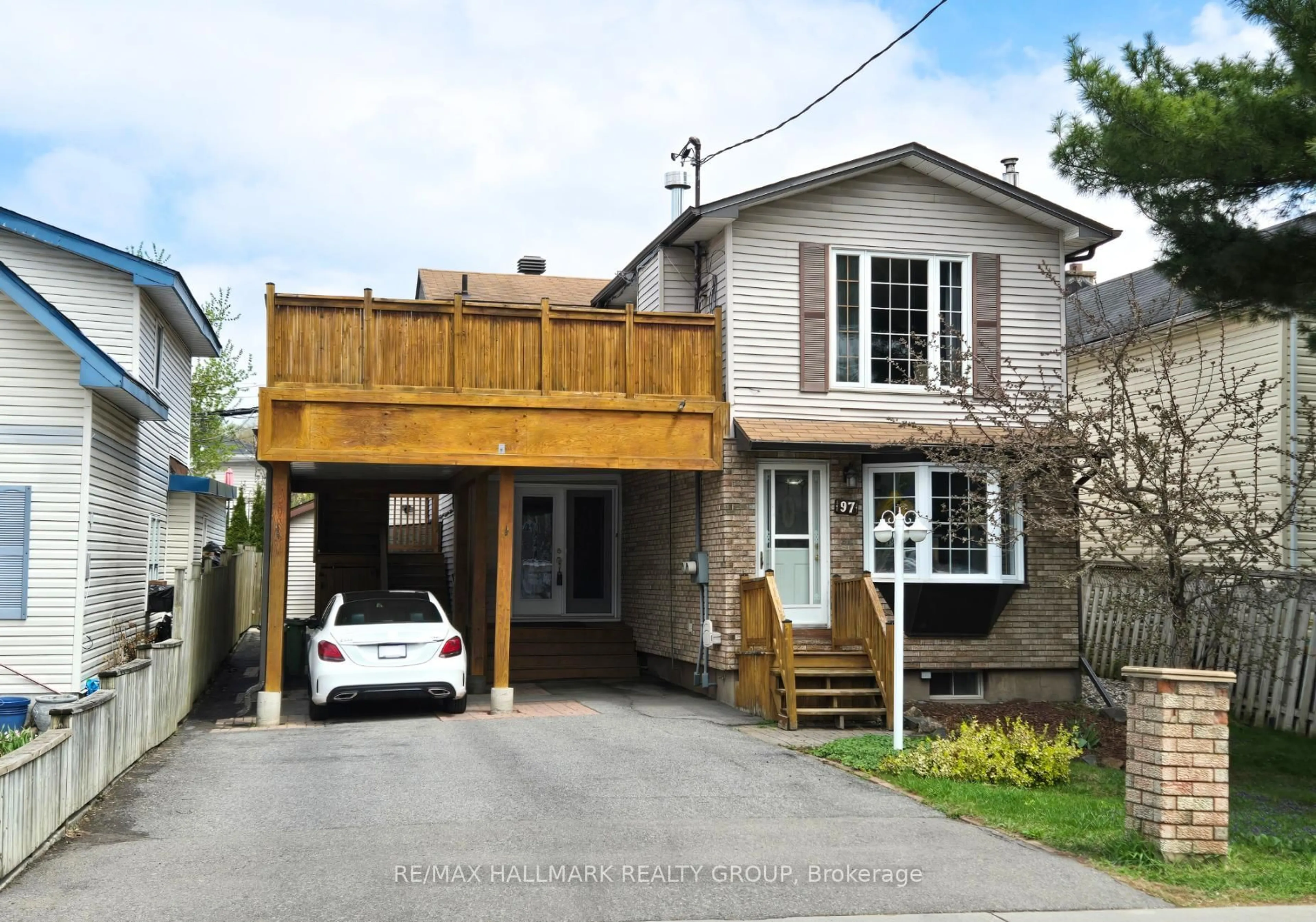 A pic from outside/outdoor area/front of a property/back of a property/a pic from drone, street for 97 Ste Cecile St, Ottawa Ontario K1L 5L4