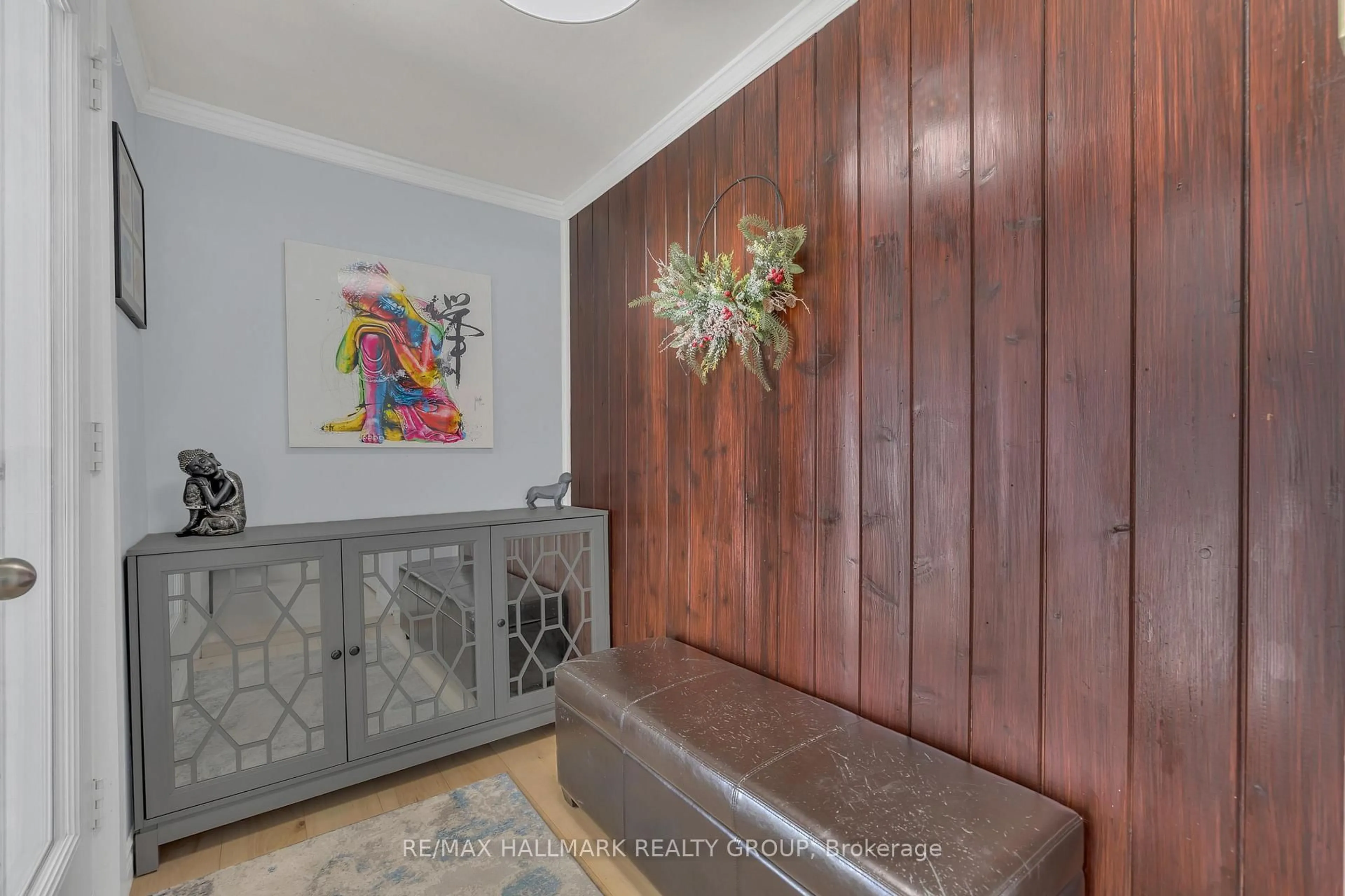 Indoor foyer for 97 Ste Cecile St, Ottawa Ontario K1L 5L4