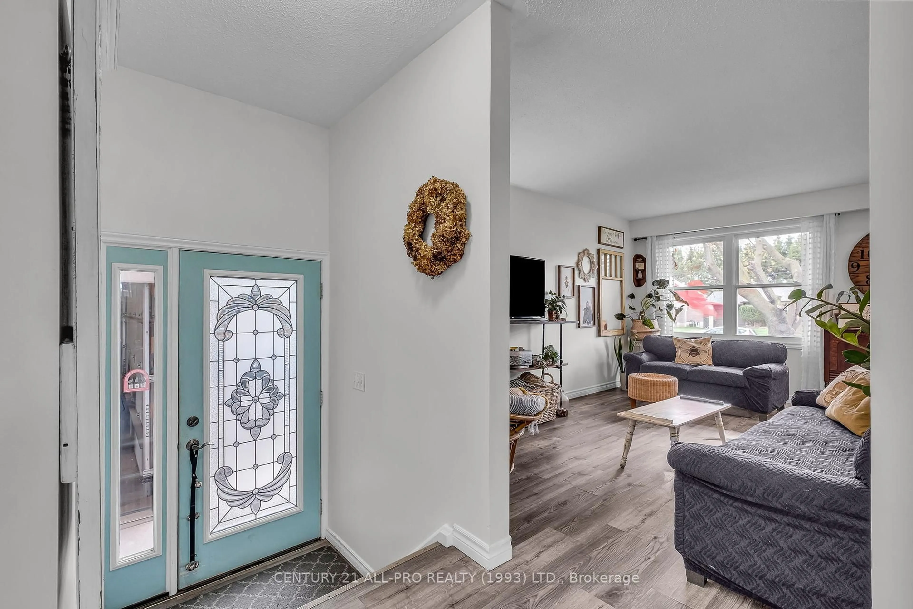 Indoor entryway for 8 Thomas St, Cobourg Ontario K9A 4P6