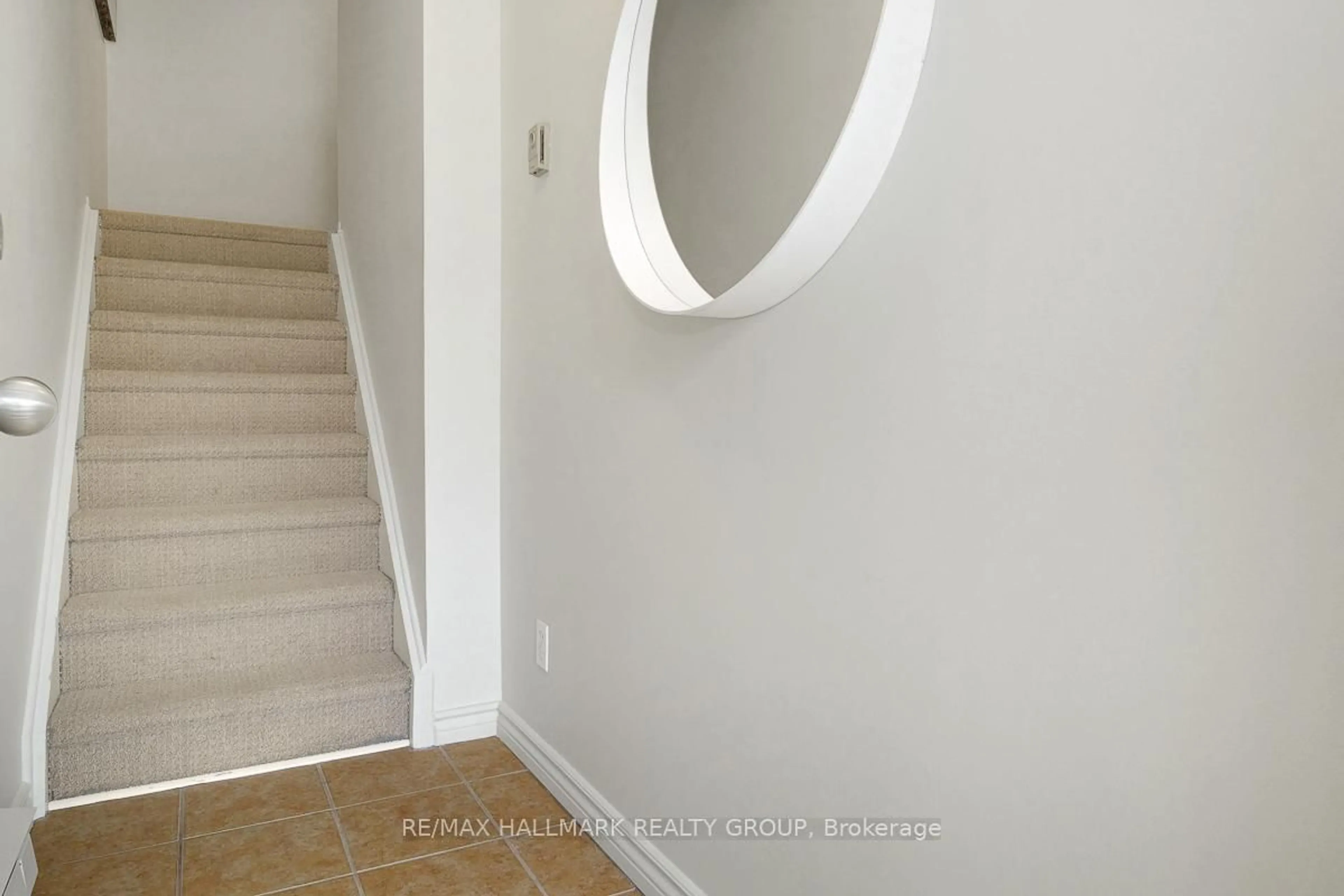 Indoor entryway for 262B Presland Rd, Ottawa Ontario K1K 2B8