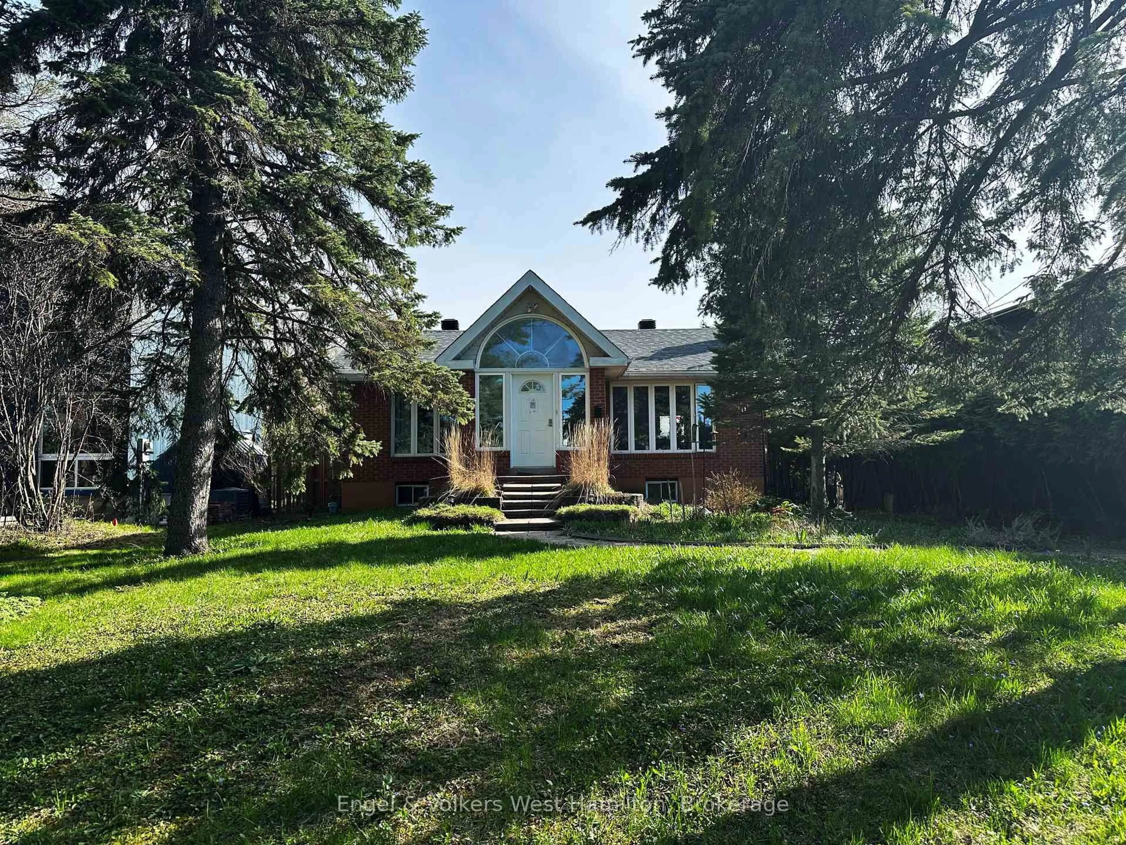 A pic from outside/outdoor area/front of a property/back of a property/a pic from drone, street for 20 Nesbitt St, Ottawa Ontario K2H 8C6