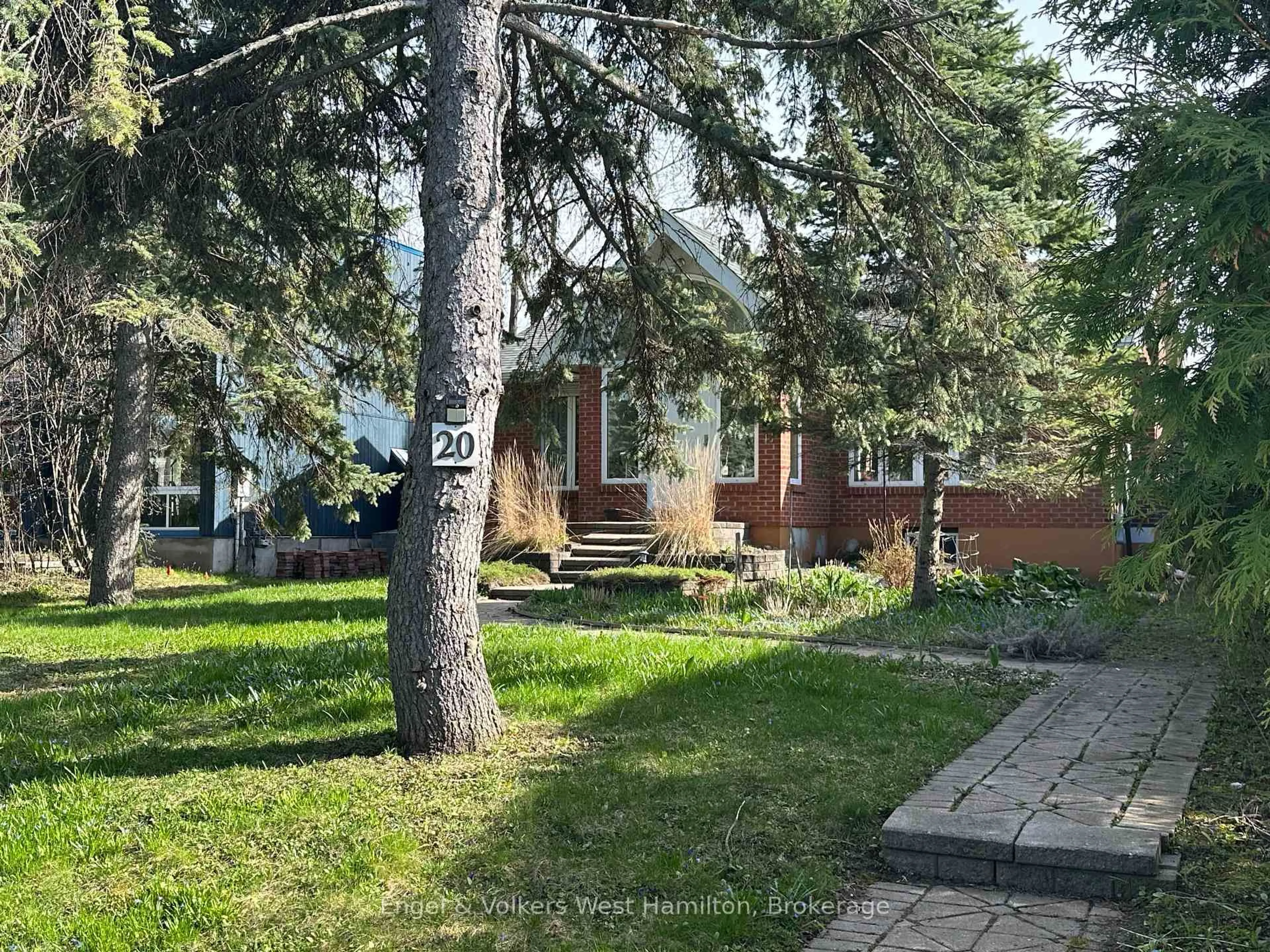A pic from outside/outdoor area/front of a property/back of a property/a pic from drone, forest/trees view for 20 Nesbitt St, Ottawa Ontario K2H 8C6